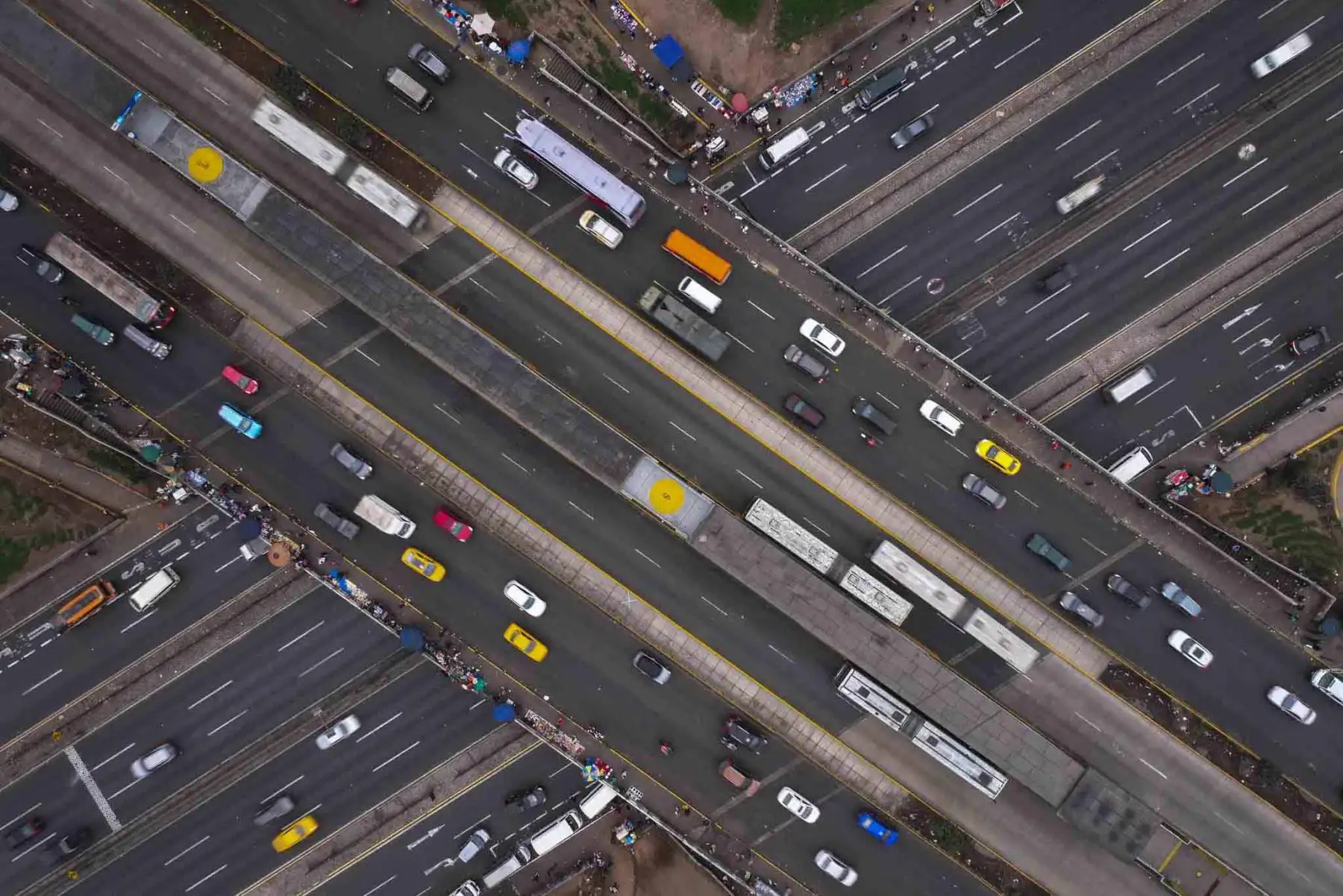 En el lugar, se reporta presencia de cústers, buses y combis trabajando con normalidad, así como también unidades del Metropolitano operando sin interrupciones, especialmente en las estaciones más cercanas al centro de Lima y el norte.  Foto: ANDINA/ Braian Reyna En el lugar, se reporta presencia de cústers, buses y combis trabajando con normalidad, así como también unidades del Metropolitano operando sin interrupciones, especialmente en las estaciones más cercanas al centro de Lima y el norte.  Foto: ANDINA/ Braian Reyna