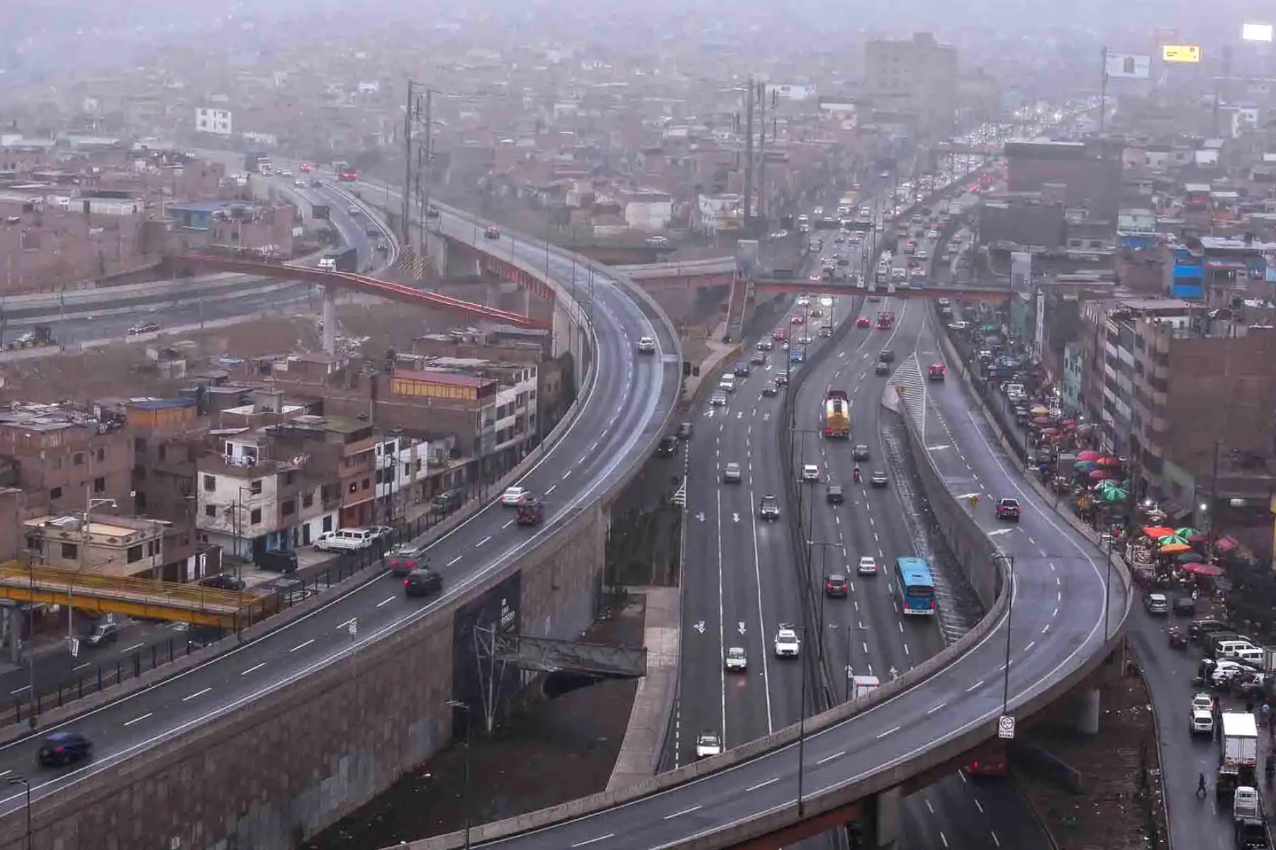 En el lugar, se reporta presencia de cústers, buses y combis trabajando con normalidad, así como también unidades del Metropolitano operando sin interrupciones, especialmente en las estaciones más cercanas al centro de Lima y el norte.  Foto: ANDINA/ Braian Reyna En el lugar, se reporta presencia de cústers, buses y combis trabajando con normalidad, así como también unidades del Metropolitano operando sin interrupciones, especialmente en las estaciones más cercanas al centro de Lima y el norte.  Foto: ANDINA/ Braian Reyna
