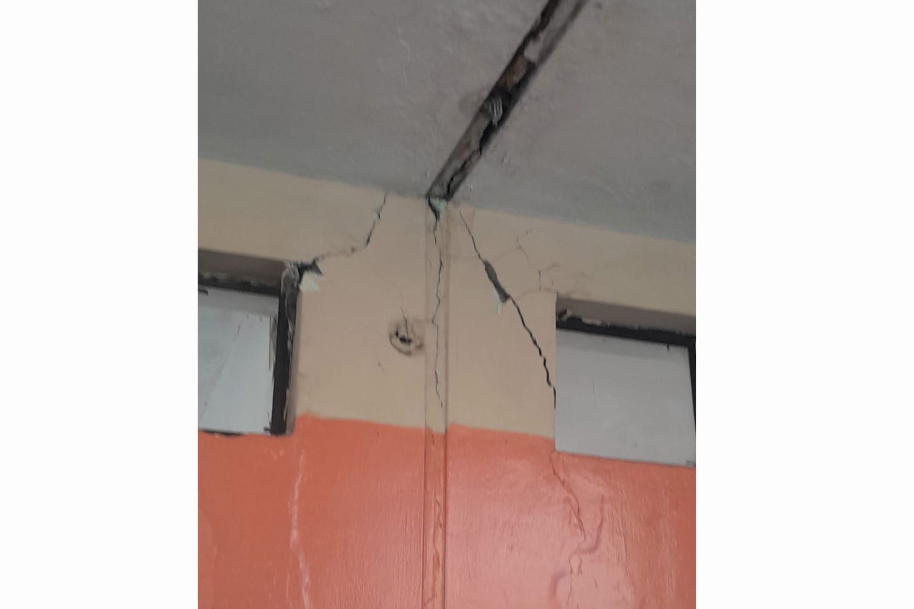 Vidrios rotos y fisuras de tarrajeo son los principales problemas que presentan los colegios afectados por sismo en Lima. Foto: ANDINA/Difusión