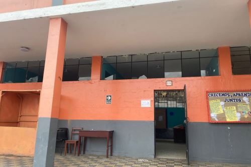 Vidrios rotos y fisuras de tarrajeo son los principales problemas que presentan los colegios afectados por sismo en Lima. Foto: ANDINA/Difusión