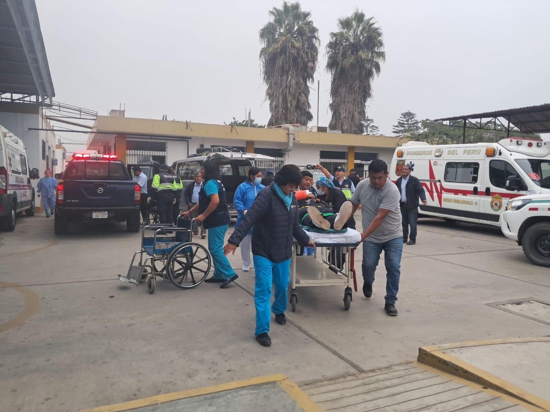 El servicio de emergencia del Hospital de Huaral recibió a 15 heridos del accidente de tránsito registrado en la mañana de hoy miércoles 18 en la Variante de Pasamayo.