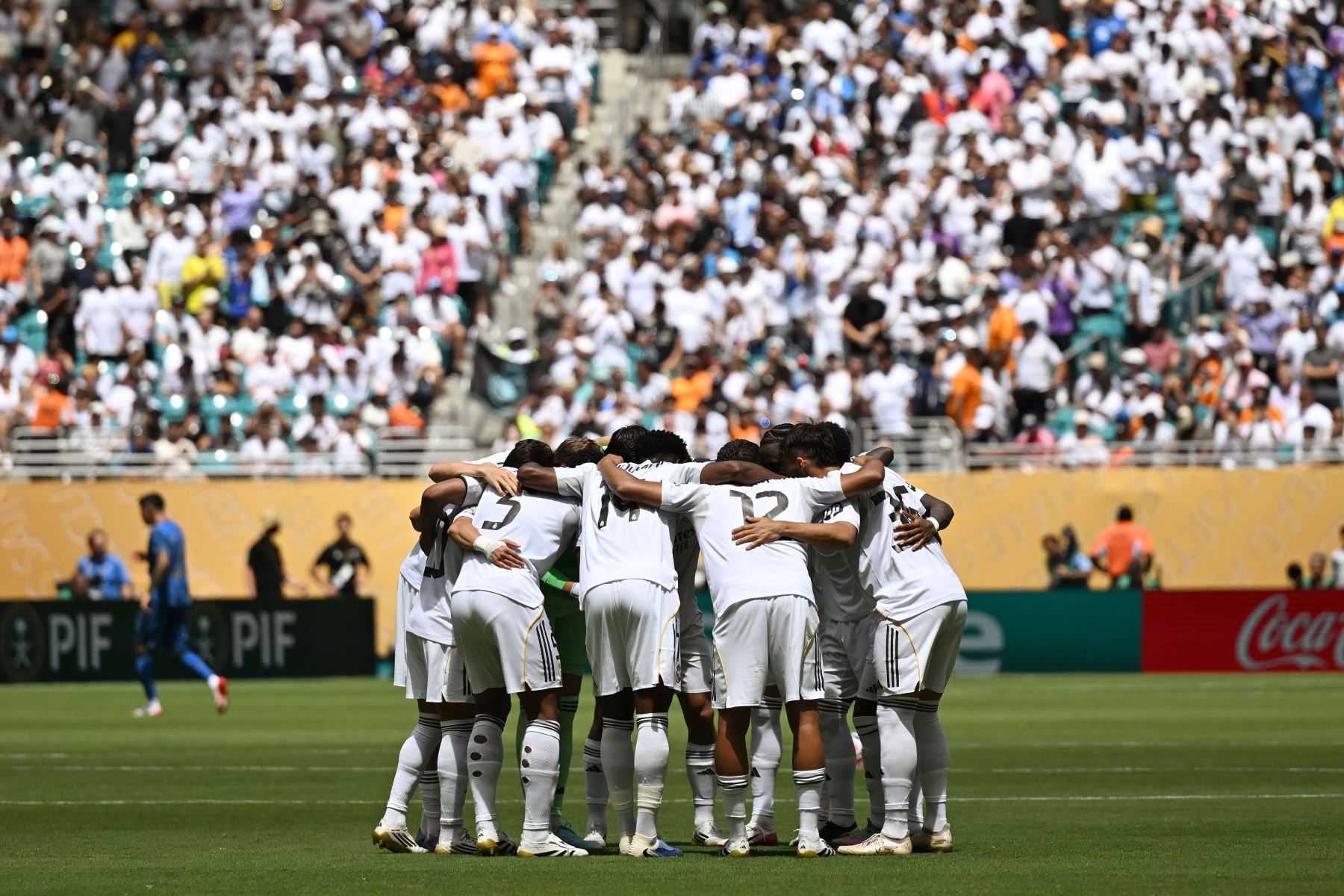 Los jugadores del Real Madrid se reúnen en el medio del campo antes del partido de fútbol del Grupo H de la Copa Mundial de Clubes de la FIFA 2025 entre el Real Madrid de España y el Al-Hilal de Arabia Saudita en el estadio Hard Rock de Miami.
Foto: AFP