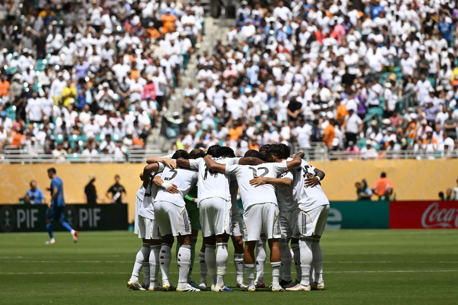 Los jugadores del Real Madrid se reúnen en el medio del campo antes del partido de fútbol del Grupo H de la Copa Mundial de Clubes de la FIFA 2025 entre el Real Madrid de España y el Al-Hilal de Arabia Saudita en el estadio Hard Rock de Miami.
Foto: AFP