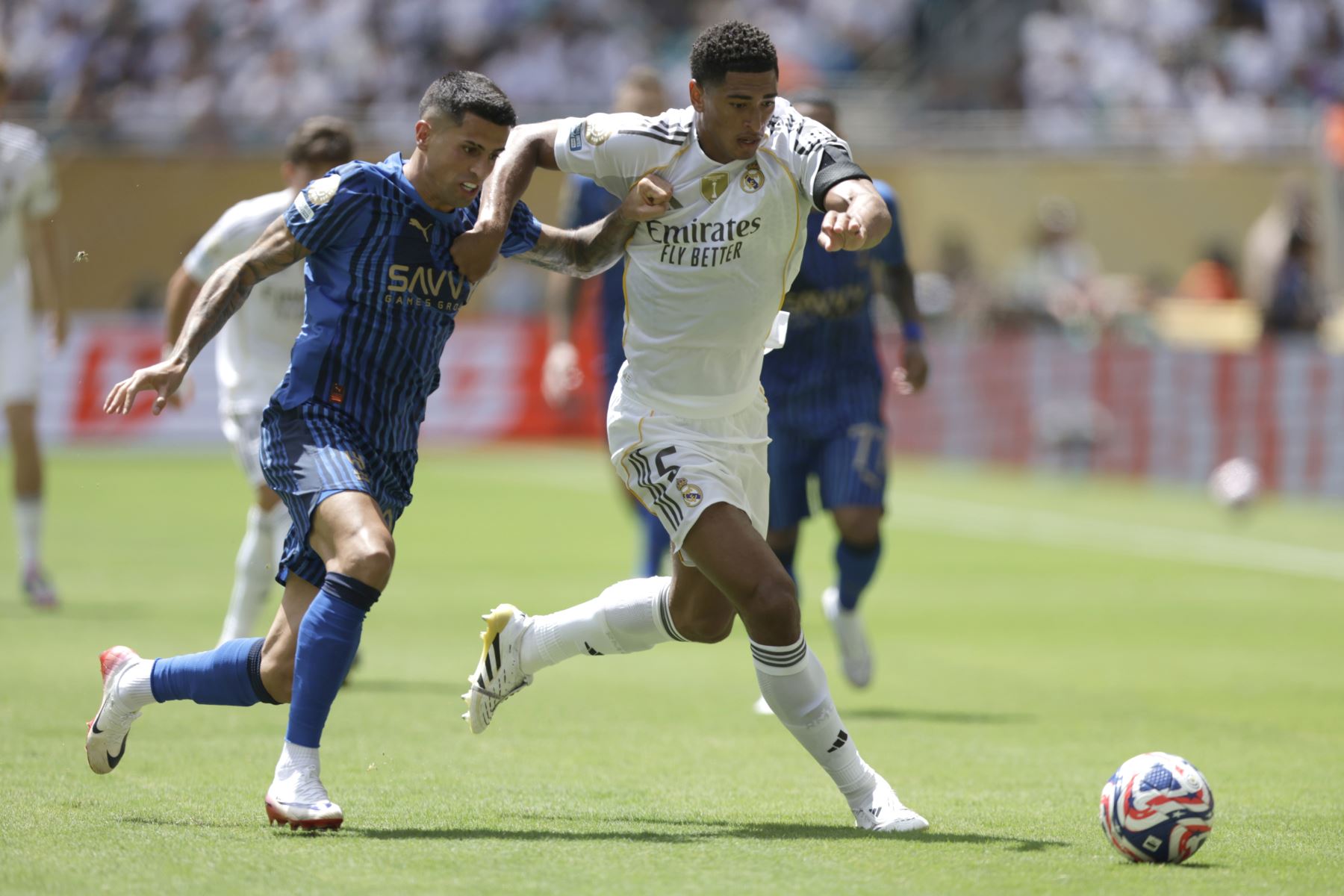 Jude Bellingham  de Real Madrid disputa el balón con João Cancelo de Al Hilal en un partido del Mundial de Clubes entre el Real Madrid y Al Hilal en el estadio Hard Rock de Miami.
Foto: EFE