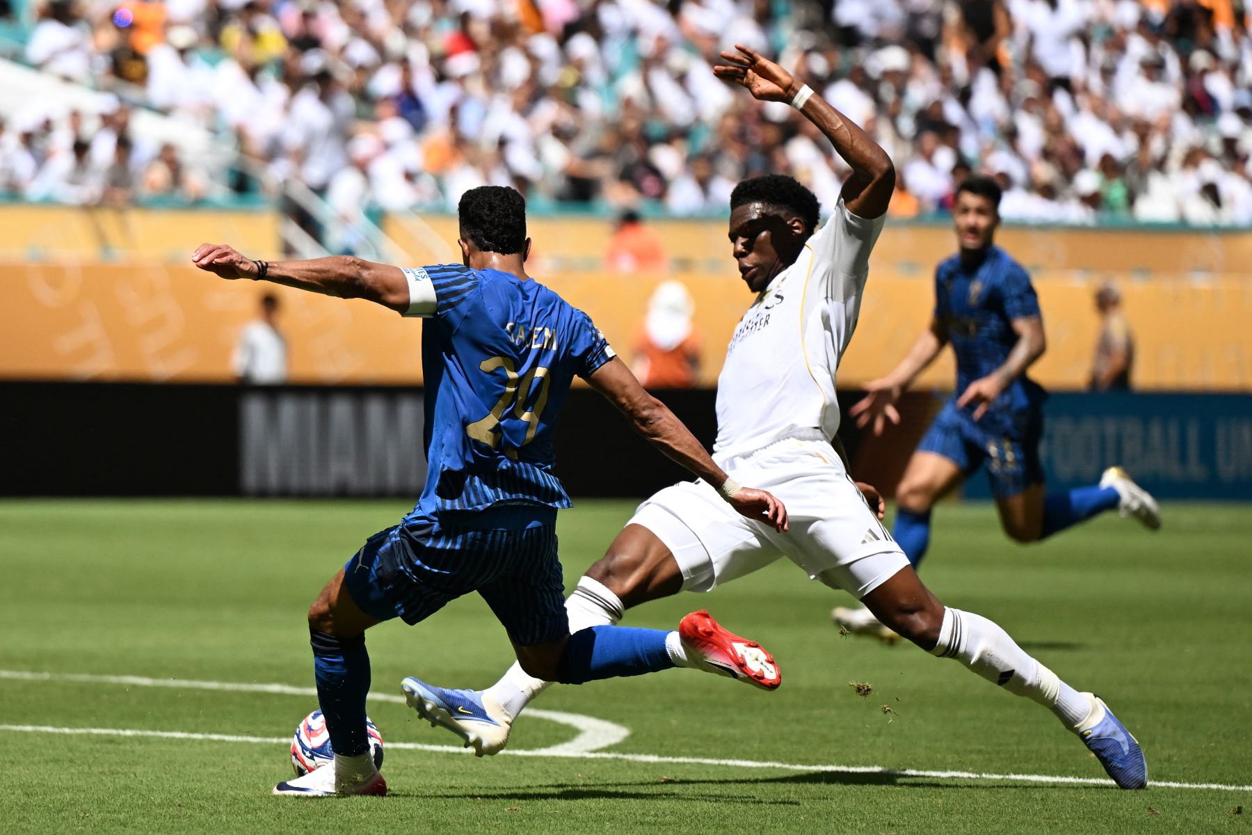 El centrocampista saudí del Al Hilal, Salem Al-Dawsari, y el centrocampista francés del Real Madrid, Aurelien Tchouameni, luchan por el balón durante el partido de fútbol del Grupo H de la Copa Mundial de Clubes de la FIFA 2025 entre el Real Madrid de España y el Al-Hilal de Arabia Saudita en el estadio Hard Rock en Miami.
Foto: EFE