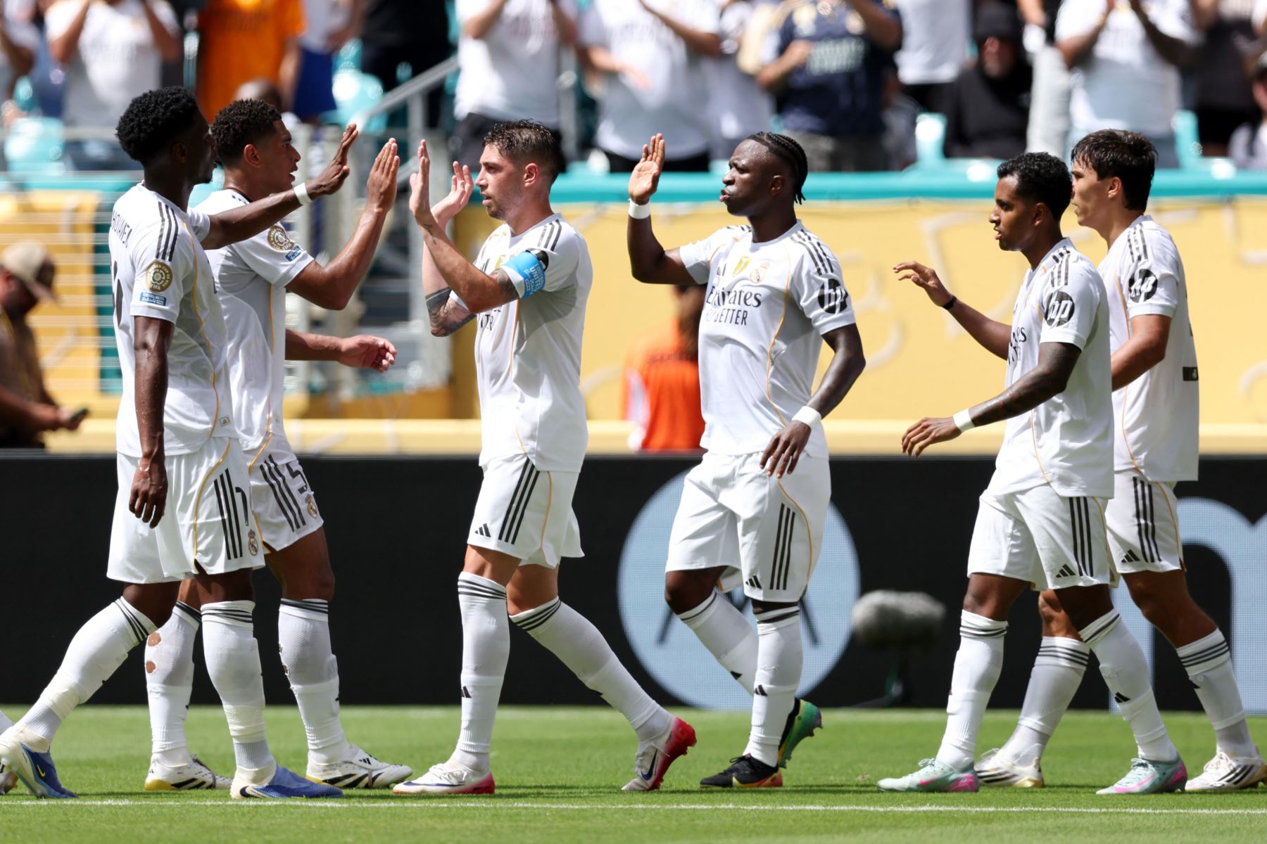 Gonzalo García del Real Madrid C.F. celebra el primer gol de su equipo con sus compañeros durante el partido del grupo H de la Copa Mundial de Clubes de la FIFA 2025 entre el Real Madrid C.F. y el Al Hilal en el Hard Rock Stadium.
Foto: AFP