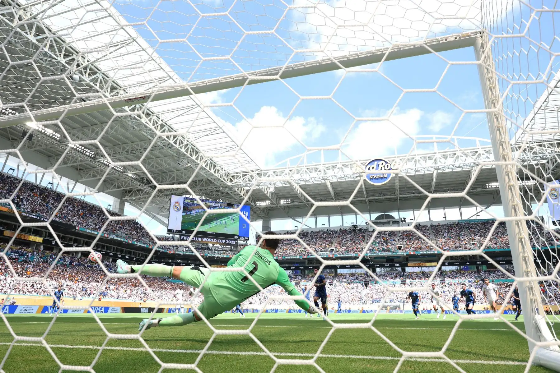 Ruben Neves del Al Hilal, marca el primer gol de su equipo de penalti superando a Thibaut Courtois del Real Madrid C. F., durante el partido del grupo H de la Copa Mundial de Clubes de la FIFA 2025 entre el Real Madrid C. F. y el Al Hilal en el Hard Rock Stadium.
Foto: AFP