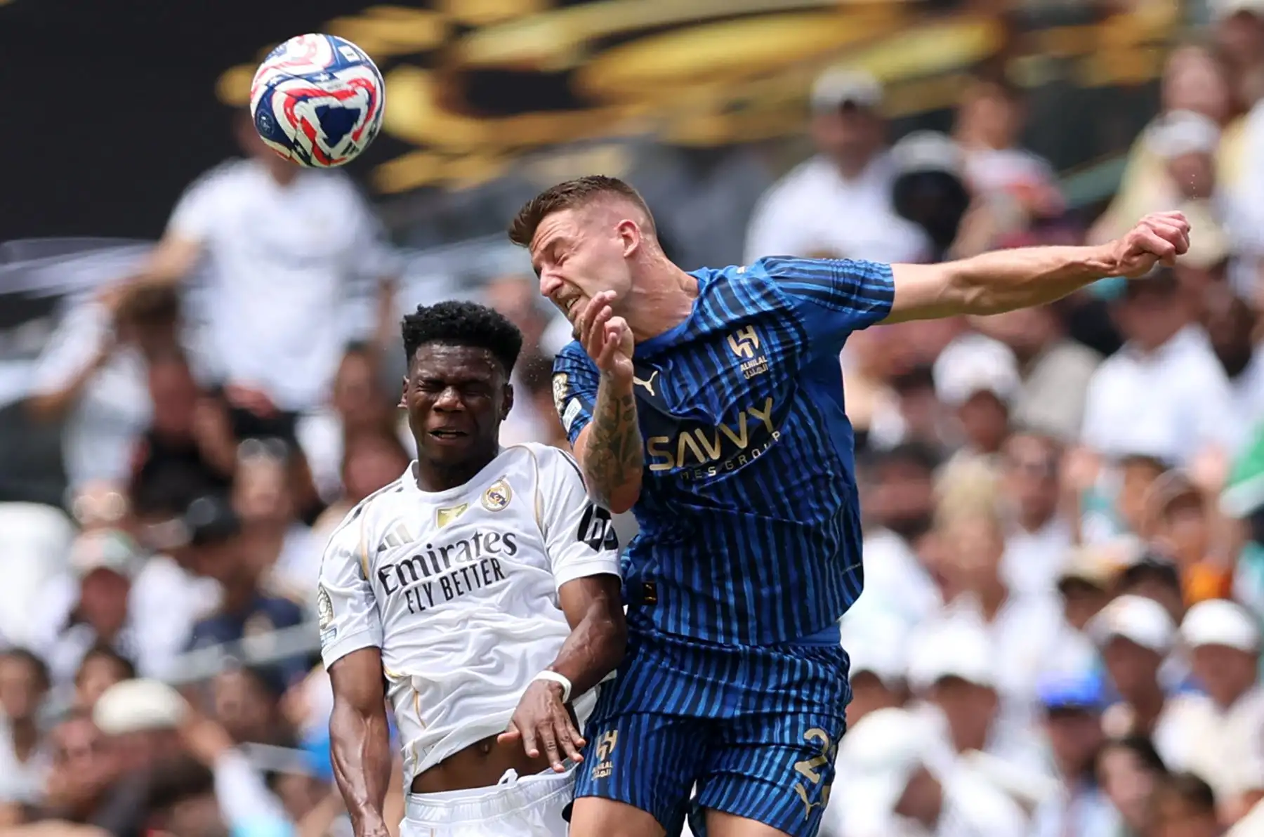 Sergej Milinkovic-Savic  del Al Hilal cabecea el balón contra Aurelien Tchouameni  del Real Madrid C.F. durante el partido del grupo H de la Copa Mundial de Clubes de la FIFA 2025 entre el Real Madrid CF y el Al Hilal. AFP