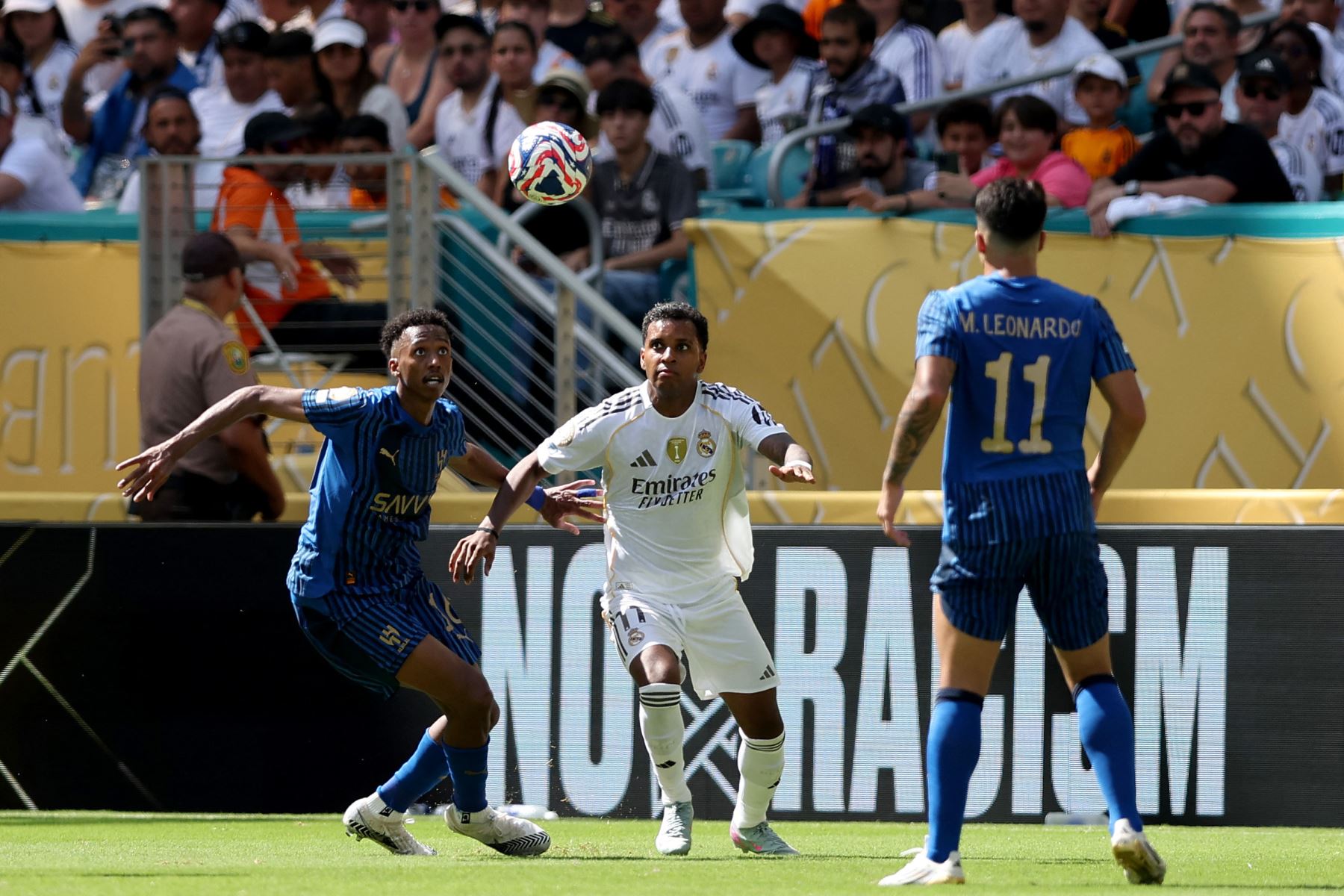 Rodrygo del Real Madrid C.F., disputa la posesión con Nasser Aldawsari del Al Hilal, durante el partido del grupo H de la Copa Mundial de Clubes de la FIFA 2025 entre el Real Madrid C.F. y el Al Hilal en el Hard Rock Stadium.
Foto: AFP