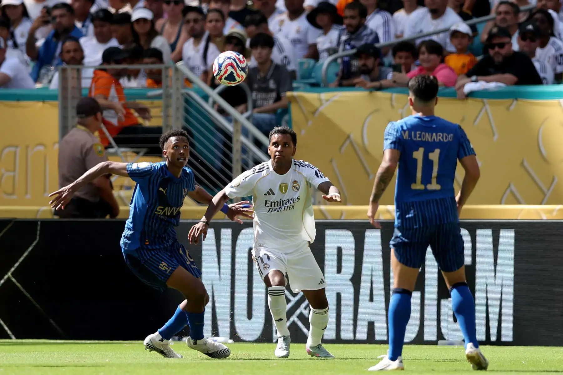 Rodrygo del Real Madrid C.F., disputa la posesión con Nasser Aldawsari del Al Hilal, durante el partido del grupo H de la Copa Mundial de Clubes de la FIFA 2025 entre el Real Madrid C.F. y el Al Hilal en el Hard Rock Stadium.
Foto: AFP