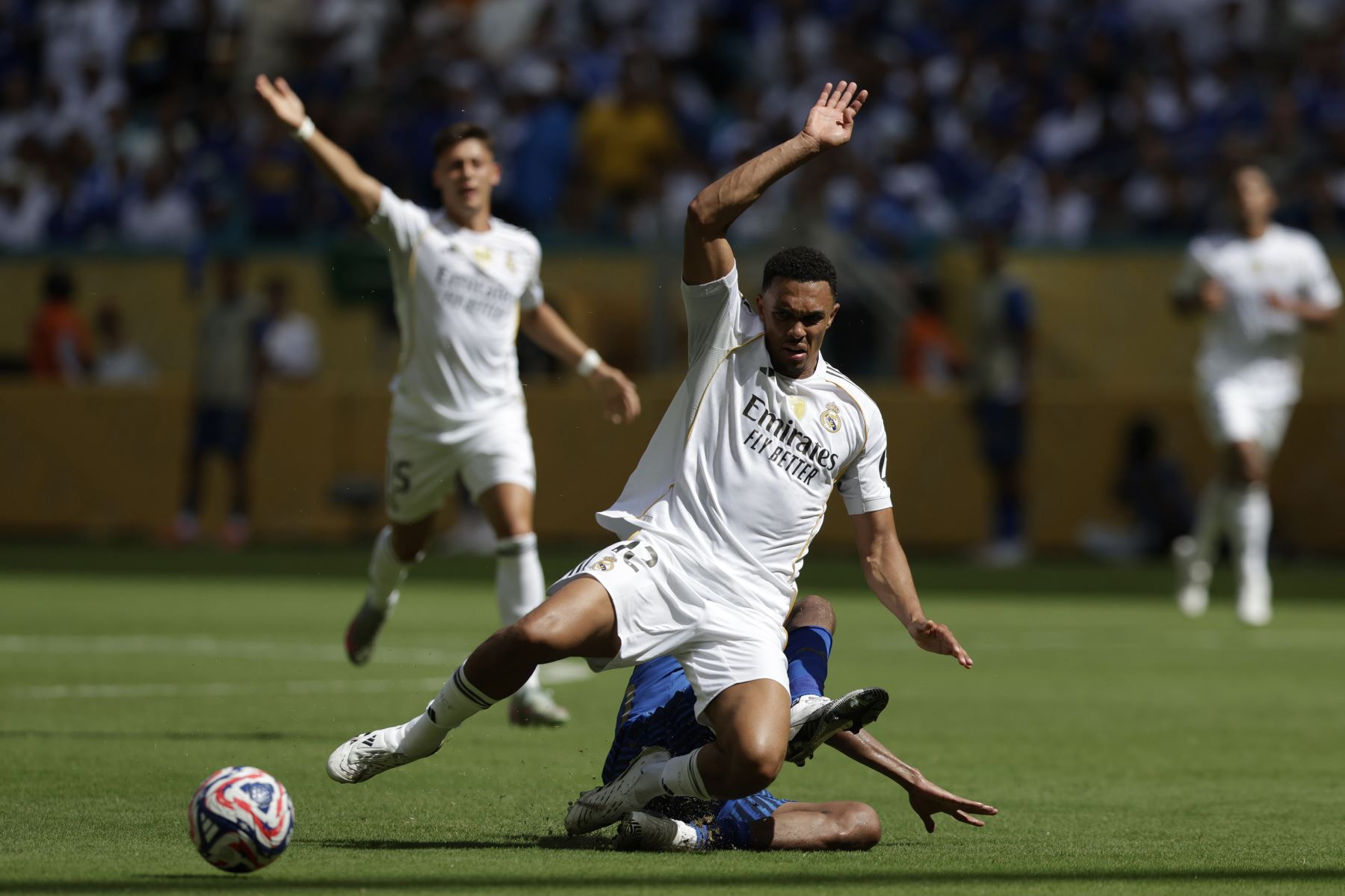 Trent Alexander-Arnold del Real Madrid disputa el balón con Nasser de Al Hilal este miércoles, en un partido del Mundial de Clubes entre el Real Madrid y Al Hilal en el estadio Hard Rock de Miami (EE.UU.). 
Foto: EFE