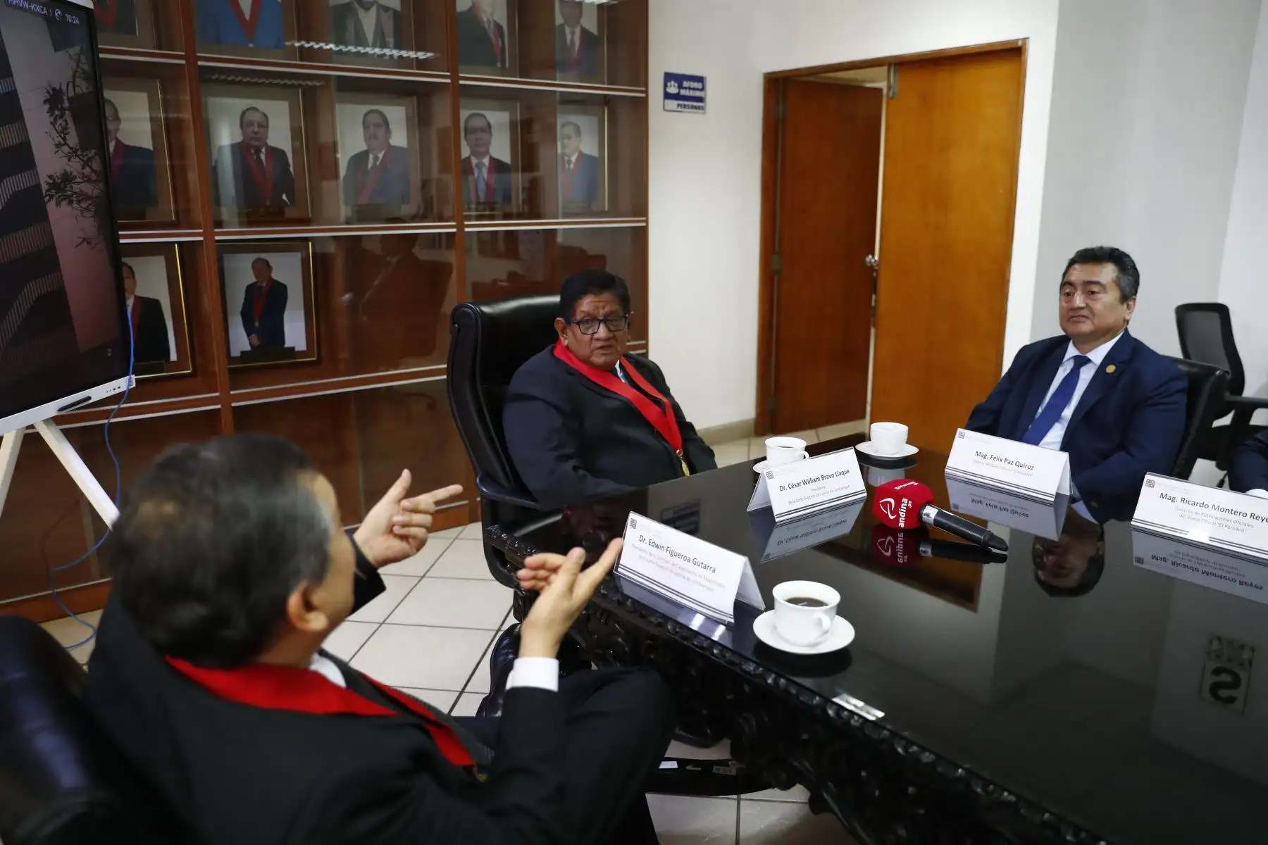 En el marco de su Bicentenario, el Diario Oficial El Peruano, a través de su director Félix Paz Quiroz, recibió un reconocimiento especial de la Corte Superior de Justicia de Lambayeque, ubicada en Chiclayo. El acto fue presidido por su presidente, el Dr. César William Bravo Llaque. Foto: ANDINA/Daniel Bracamonte