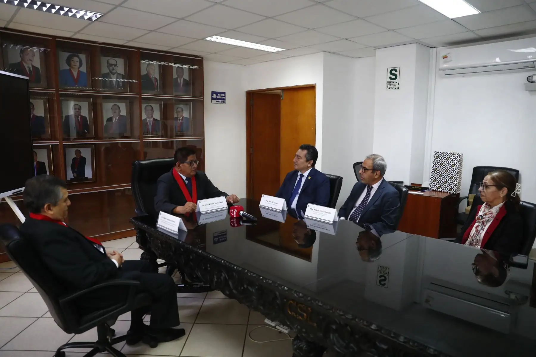 En el marco de su Bicentenario, el Diario Oficial El Peruano, a través de su director Félix Paz Quiroz, recibió un reconocimiento especial de la Corte Superior de Justicia de Lambayeque, ubicada en Chiclayo. El acto fue presidido por su presidente, el Dr. César William Bravo Llaque. Foto: ANDINA/Daniel Bracamonte