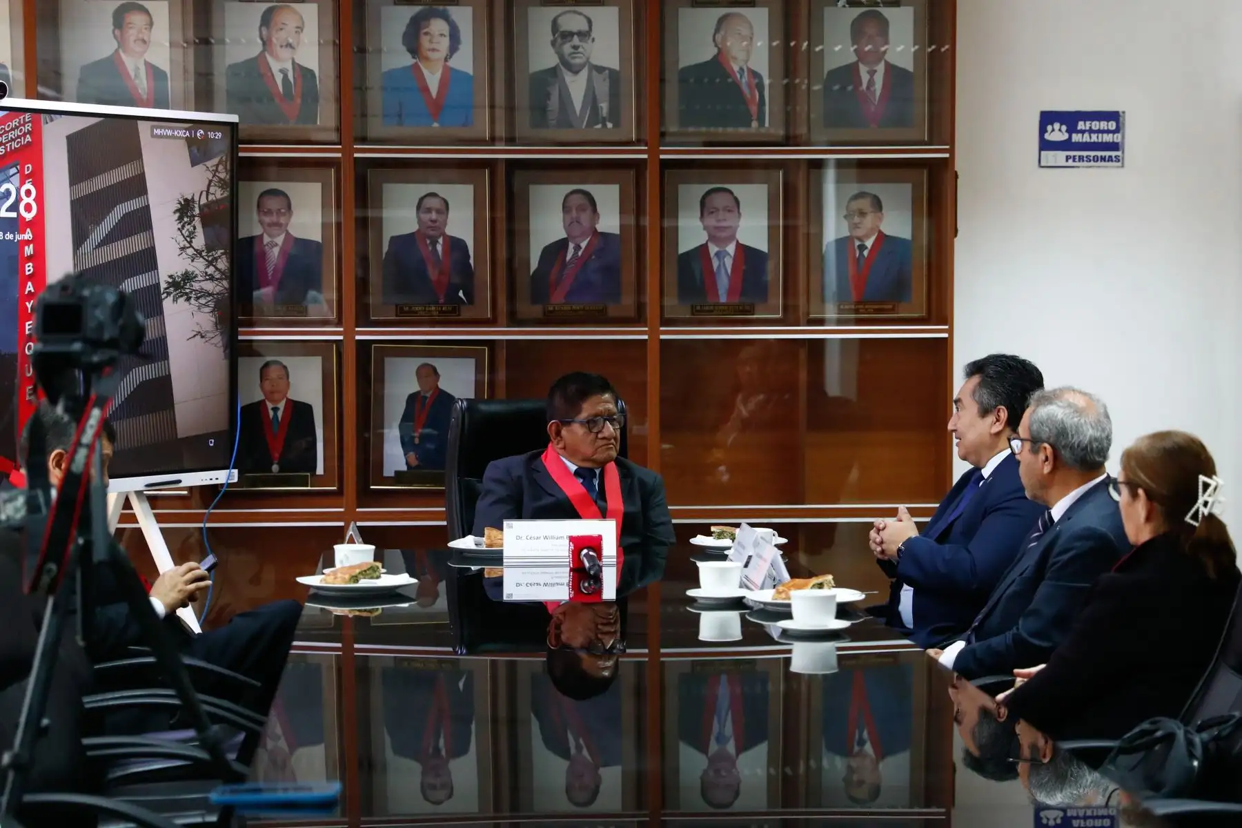 En el marco de su Bicentenario, el Diario Oficial El Peruano, a través de su director Félix Paz Quiroz, recibió un reconocimiento especial de la Corte Superior de Justicia de Lambayeque, ubicada en Chiclayo. El acto fue presidido por su presidente, el Dr. César William Bravo Llaque. Foto: ANDINA/Daniel Bracamonte