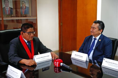 Lazos de cooperación histórica fueron fortalecidos tras una reunión entre César William Bravo Llaque, presidente de la Corte Superior de Justicia; Edwin Figueroa Gutarra, presidente de la Comisión de Capacitación de Magistrados de dicha sede jurisdiccional; el director del Diario El Peruano, Félix Paz Quiroz; y el gerente de Publicaciones Oficiales, Ricardo Montero Reyes.ANDINA/Daniel Bracamonte