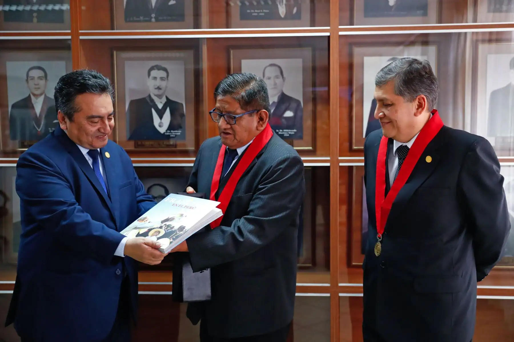 En el marco de su Bicentenario, el Diario Oficial El Peruano, a través de su director Félix Paz Quiroz, recibió un reconocimiento especial de la Corte Superior de Justicia de Lambayeque, ubicada en Chiclayo. El acto fue presidido por su presidente, el Dr. César William Bravo Llaque. Foto: ANDINA/Daniel Bracamonte