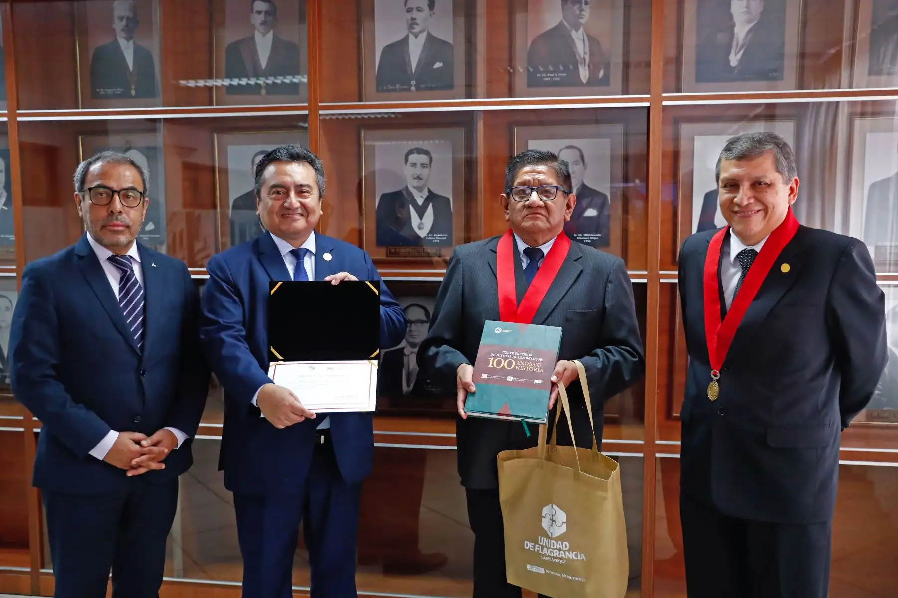 En el marco de su Bicentenario, el Diario Oficial El Peruano, a través de su director Félix Paz Quiroz, recibió un reconocimiento especial de la Corte Superior de Justicia de Lambayeque, ubicada en Chiclayo. El acto fue presidido por su presidente, el Dr. César William Bravo Llaque. Foto: ANDINA/Daniel Bracamonte