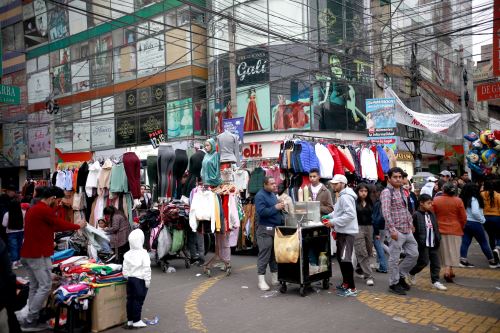 Comerciantes ambulantes ocupan diversas calles del emporio de Gamarra. Foto: ANDINA/Archivo