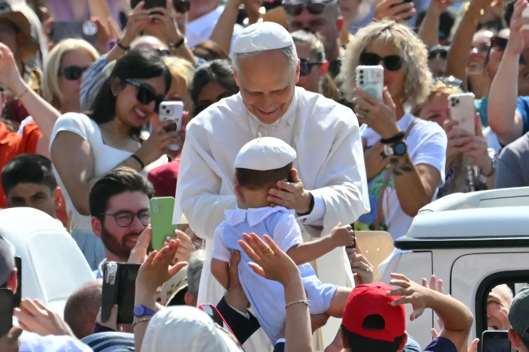 El Papa León XIV bendice a un niño durante la audiencia general semanal en la Plaza de San Pedro en el Vaticano. Foto: AFP