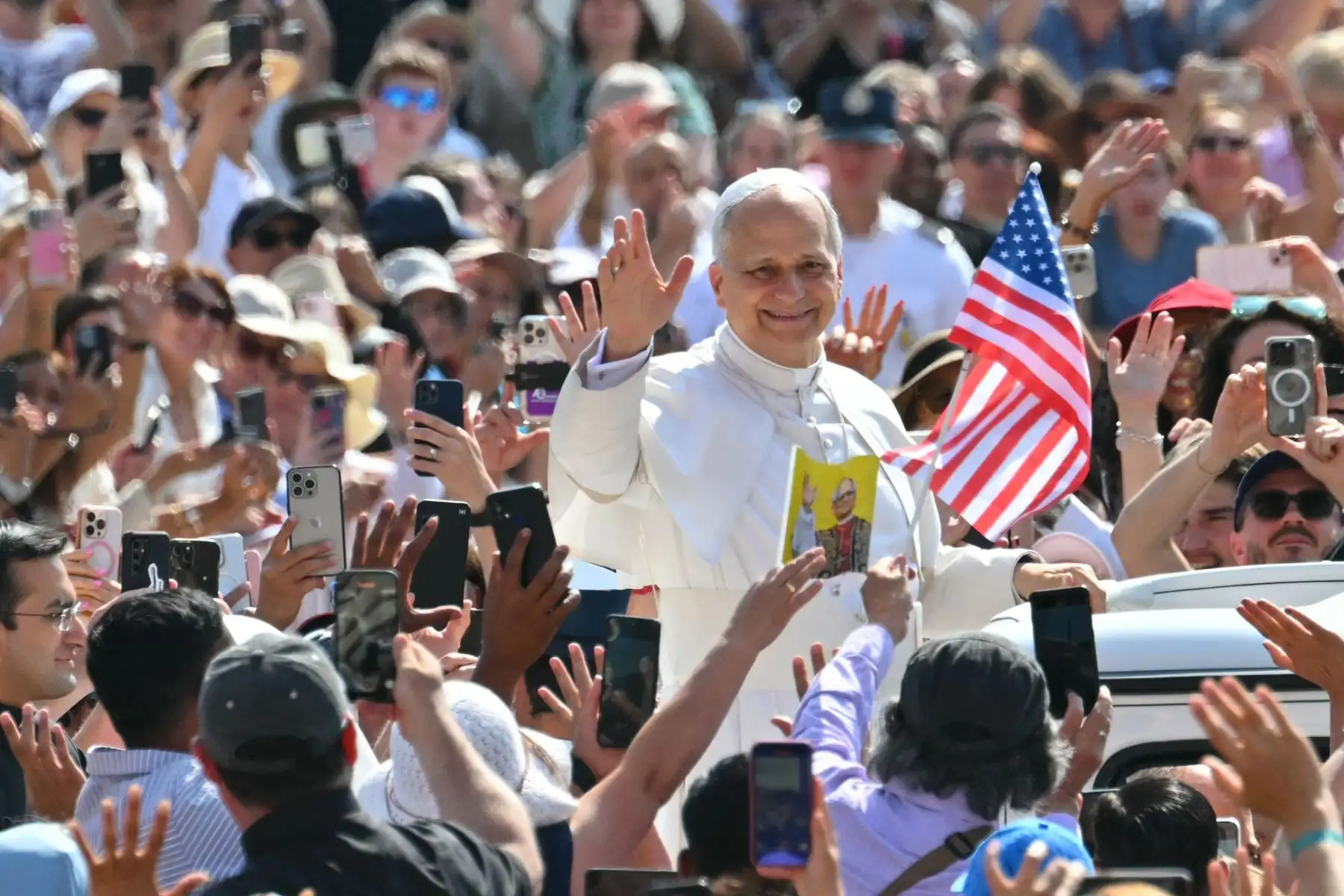 El Papa León XIV saluda a la multitud durante la audiencia general semanal en la Plaza de San Pedro en el Vaticano. AFP
