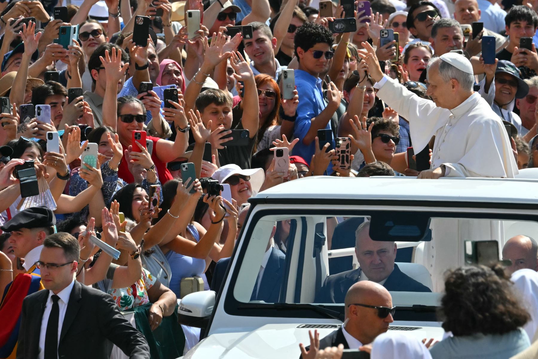 El Papa León XIV saluda a la multitud durante la audiencia general semanal en la Plaza de San Pedro en el Vaticano. AFP