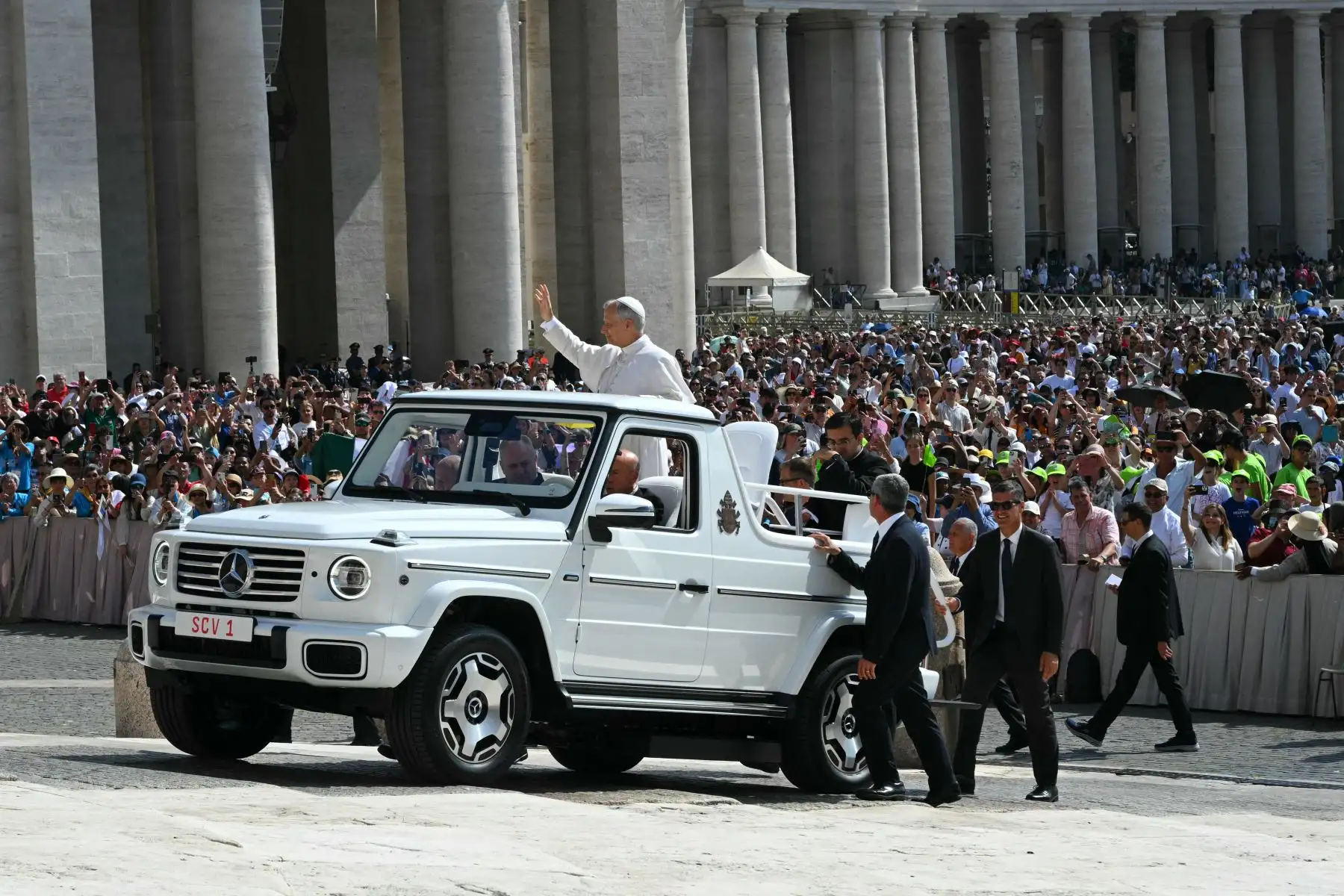 El Papa León XIV saluda a la multitud durante la audiencia general semanal en la Plaza de San Pedro en el Vaticano. AFP