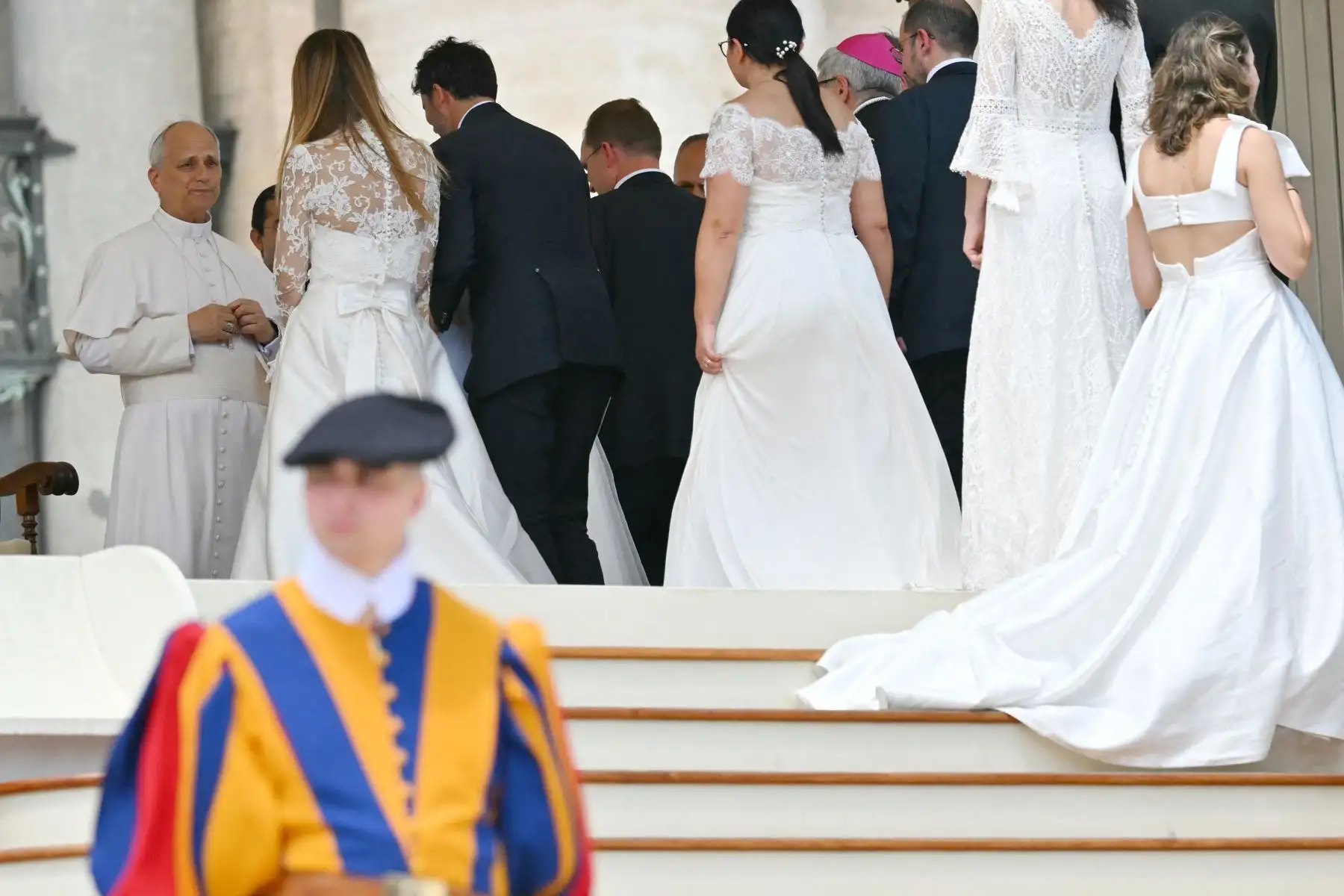 El Papa León XIV saluda a las parejas de recién casados ​​al final de la audiencia general semanal en la Plaza de San Pedro en el Vaticano. AFP