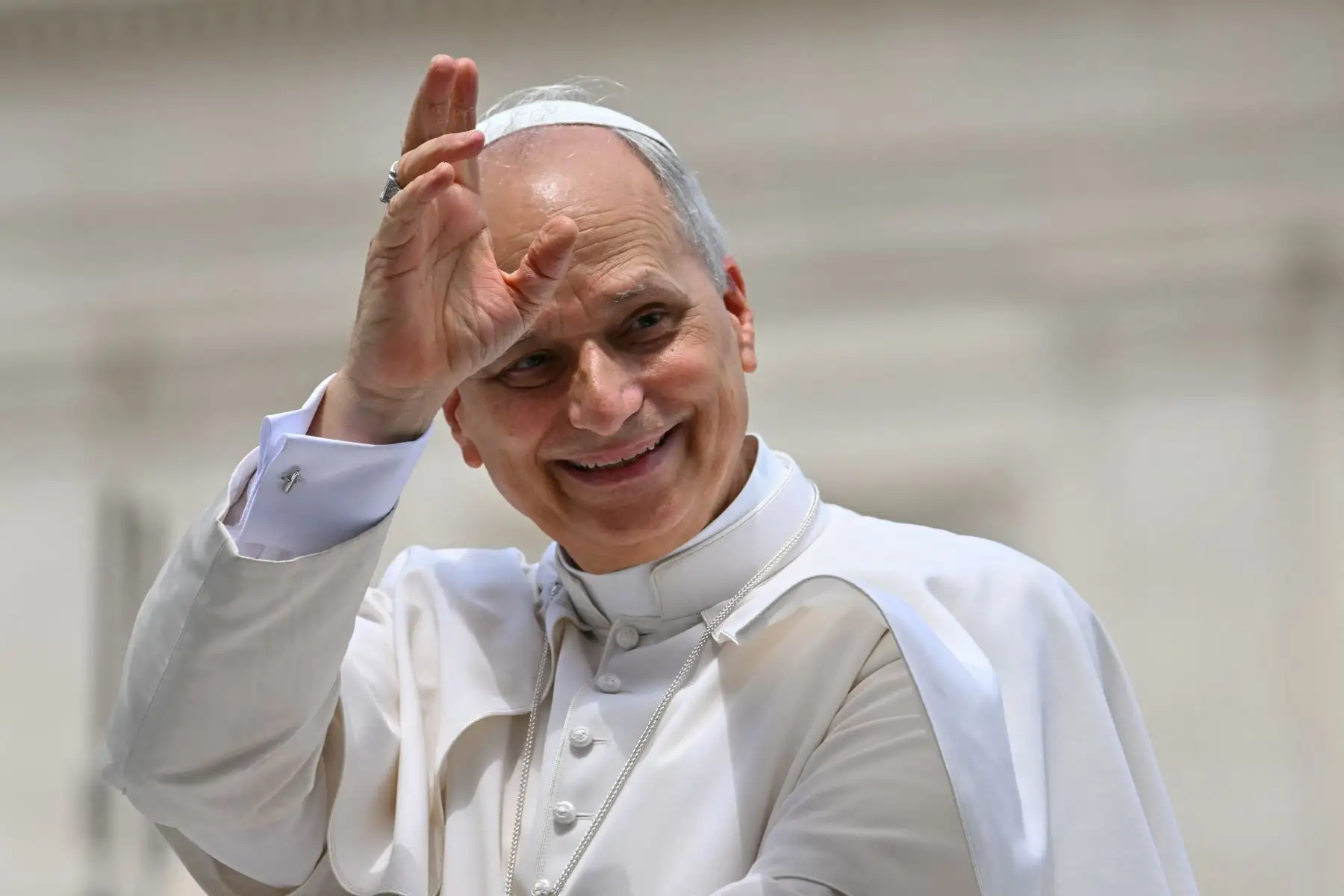 El Papa León XIV saluda a la multitud al final de una audiencia general semanal en la Plaza de San Pedro en el Vaticano. AFP