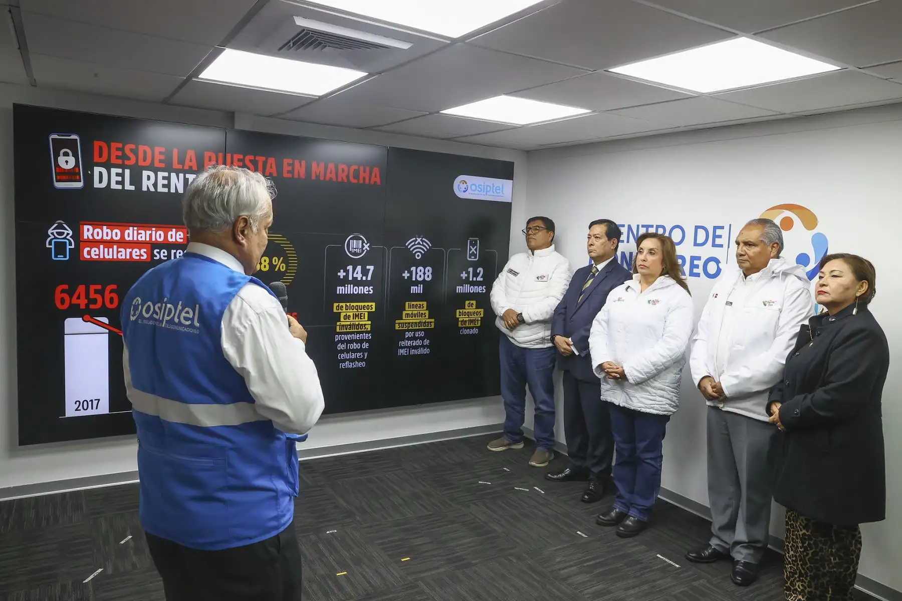 Desde la sede de Osiptel, la presidenta Dina Boluarte lidera la orden de bloqueo de celulares con IMEI inválido o vinculados a delitos, en el marco del sistema #Renteseg. ¡Medidas firmes por la seguridad digital y ciudadana!. Foto: ANDINA/Prensa Presidencia