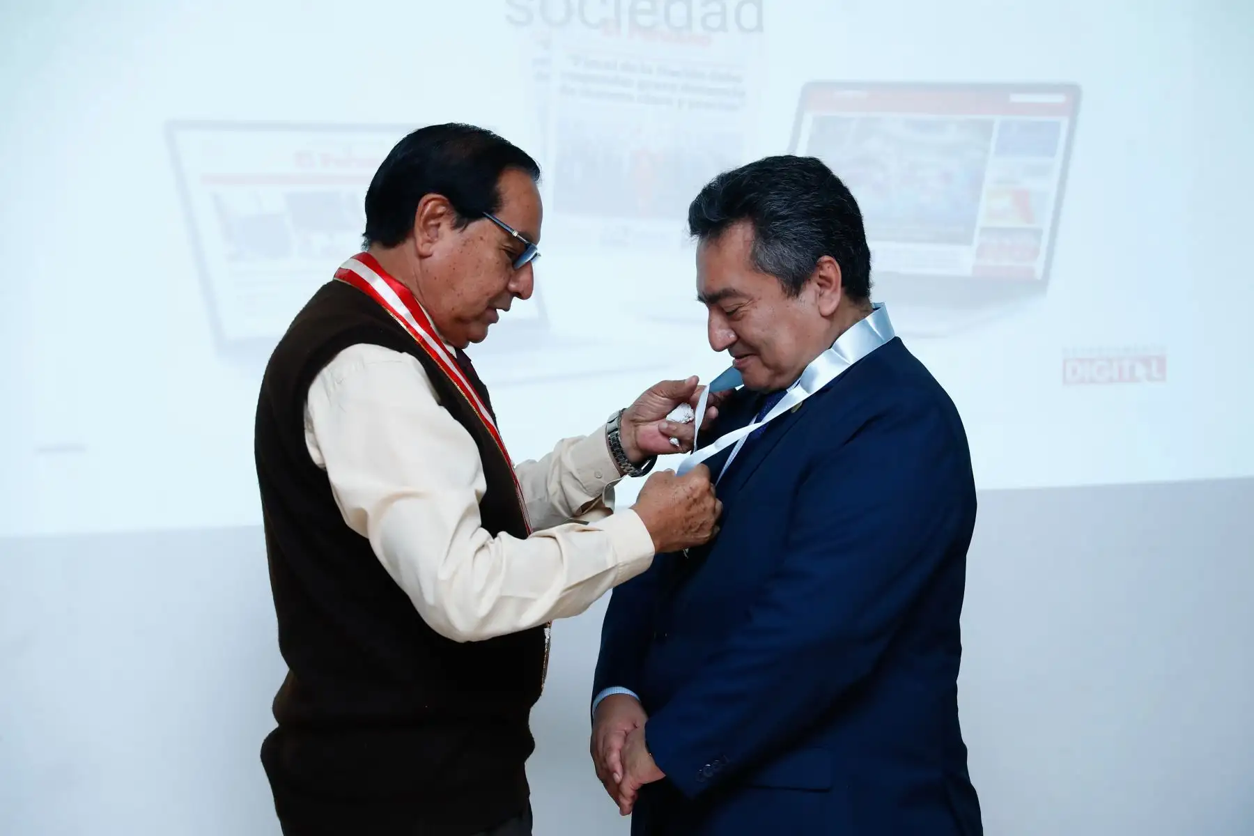 Durante el conversatorio con alumnos de Ciencias de la Comunicación de la Universidad Nacional Pedro Ruiz Gallo de Lambayeque sobre el Bicentenario del Diario Oficial El Peruano, el director Félix Paz Quiroz fue condecorado por las autoridades universitarias. Foto: ANDINA/Daniel Bracamonte