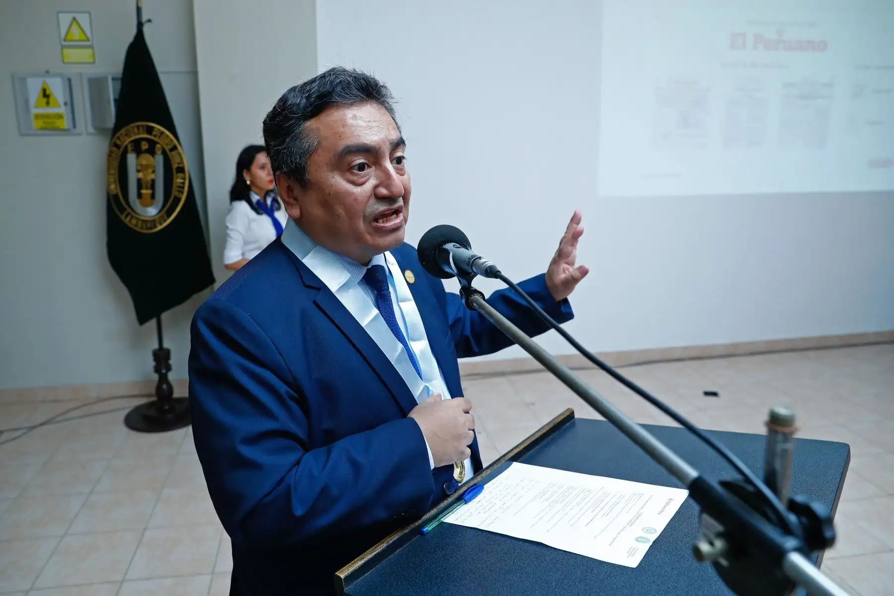 En el marco de las actividades por la celebración del Bicentenario del Diario El Peruano en la región Lambayeque, el director Félix Paz, y el gerente de Publicaciones Oficiales, Ricardo Montero, participaron en un conversatorio con alumnos de Ciencias de la Comunicación de la Universidad Nacional Pedro Ruiz Gallo, en donde resaltaron la importancia y aportes del diario más antiguo de América. Foto: ANDINA/Daniel Bracamonte