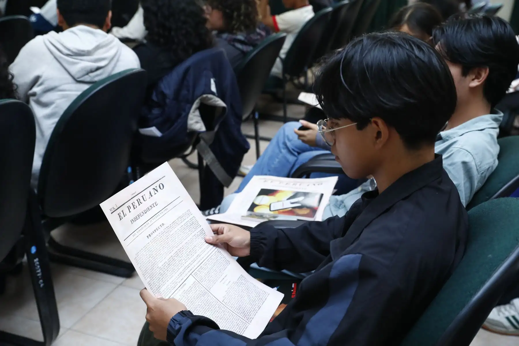 Cerca de 100 estudiantes de Ciencias de la Comunicación de la Universidad Nacional Pedro Ruiz Gallo de Lambayeque asistieron al conversatorio sobre el Bicentenario del Diario El Peruano, en donde el director Félix Paz y el gerente de Publicaciones Oficiales, Ricardo Montero, resaltaron la importancia y aportes del diario más antiguo de América. Foto: ANDINA/Daniel Bracamonte