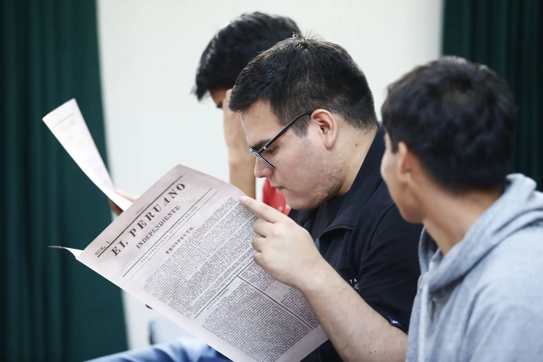 Cerca de 100 estudiantes de Ciencias de la Comunicación de la Universidad Nacional Pedro Ruiz Gallo de Lambayeque asistieron al conversatorio sobre el Bicentenario del Diario El Peruano, en donde el director Félix Paz y el gerente de Publicaciones Oficiales, Ricardo Montero, resaltaron la importancia y aportes del diario más antiguo de América. Foto: ANDINA/Daniel Bracamonte