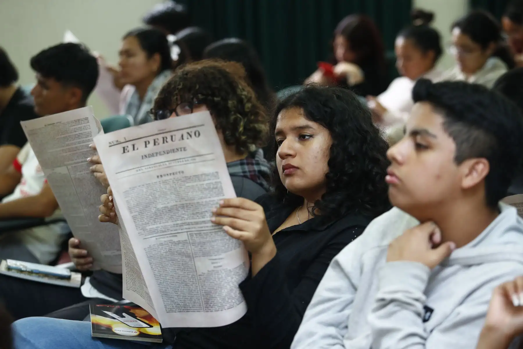 Cerca de 100 estudiantes de Ciencias de la Comunicación de la Universidad Nacional Pedro Ruiz Gallo de Lambayeque asistieron al conversatorio sobre el Bicentenario del Diario El Peruano, en donde el director Félix Paz y el gerente de Publicaciones Oficiales, Ricardo Montero, resaltaron la importancia y aportes del diario más antiguo de América. Foto: ANDINA/Daniel Bracamonte