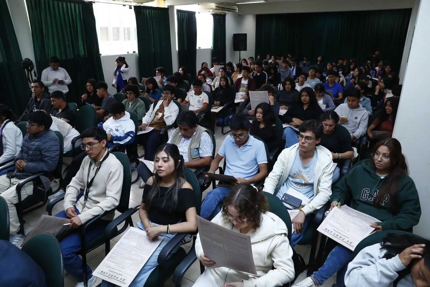 Cerca de 100 estudiantes de Ciencias de la Comunicación de la Universidad Nacional Pedro Ruiz Gallo de Lambayeque asistieron al conversatorio sobre el Bicentenario del Diario El Peruano, en donde el director Félix Paz y el gerente de Publicaciones Oficiales, Ricardo Montero, resaltaron la importancia y aportes del diario más antiguo de América. Foto: ANDINA/Daniel Bracamonte