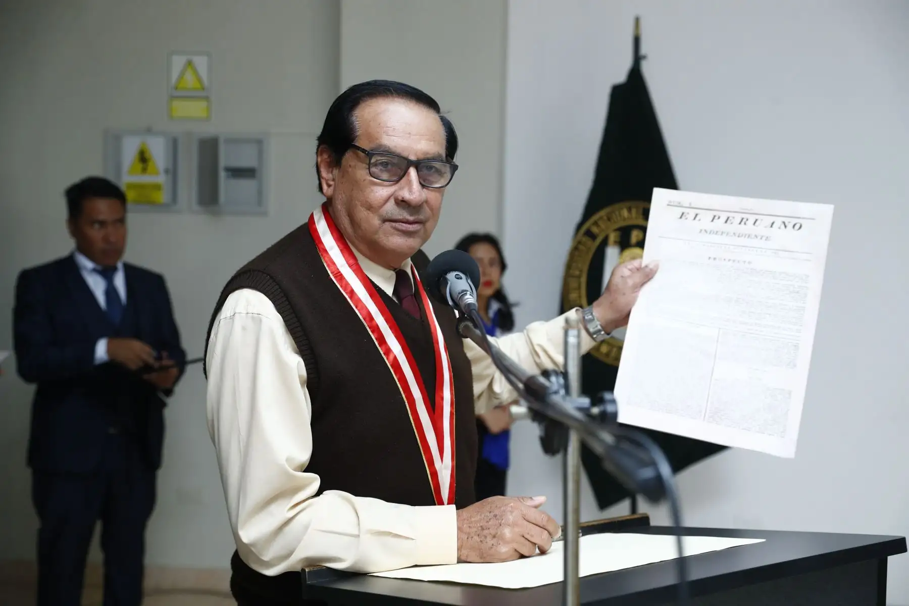 En el marco de las actividades por la celebración del Bicentenario del Diario El Peruano en la región Lambayeque, el director Félix Paz, y el gerente de Publicaciones Oficiales, Ricardo Montero, participaron en un conversatorio con alumnos de Ciencias de la Comunicación de la Universidad Nacional Pedro Ruiz Gallo, en donde resaltaron la importancia y aportes del diario más antiguo de América. Foto: ANDINA/Daniel Bracamonte