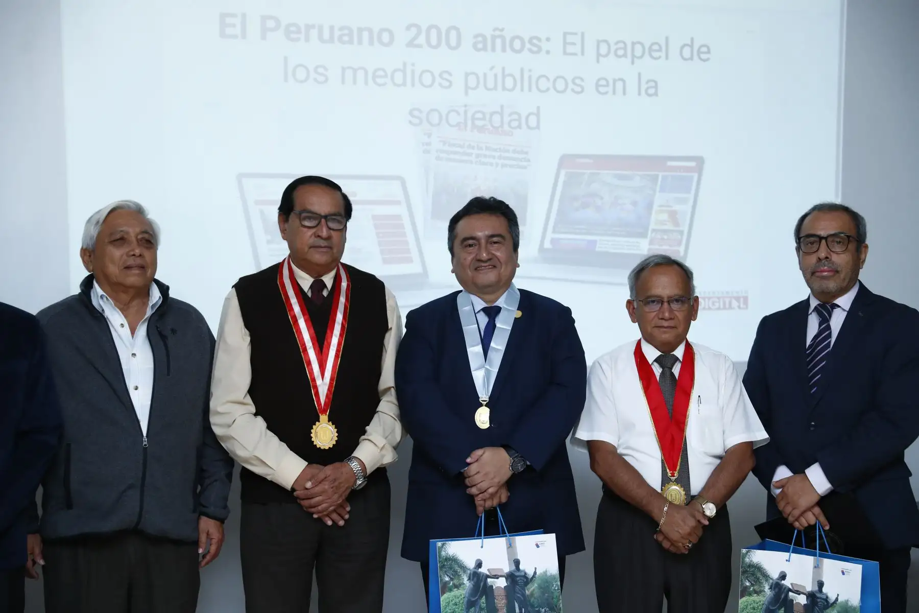 Durante el conversatorio con alumnos de Ciencias de la Comunicación de la Universidad Nacional Pedro Ruiz Gallo de Lambayeque sobre el Bicentenario del Diario Oficial El Peruano, el director Félix Paz Quiroz fue condecorado por las autoridades universitarias. Foto: ANDINA/Daniel Bracamonte