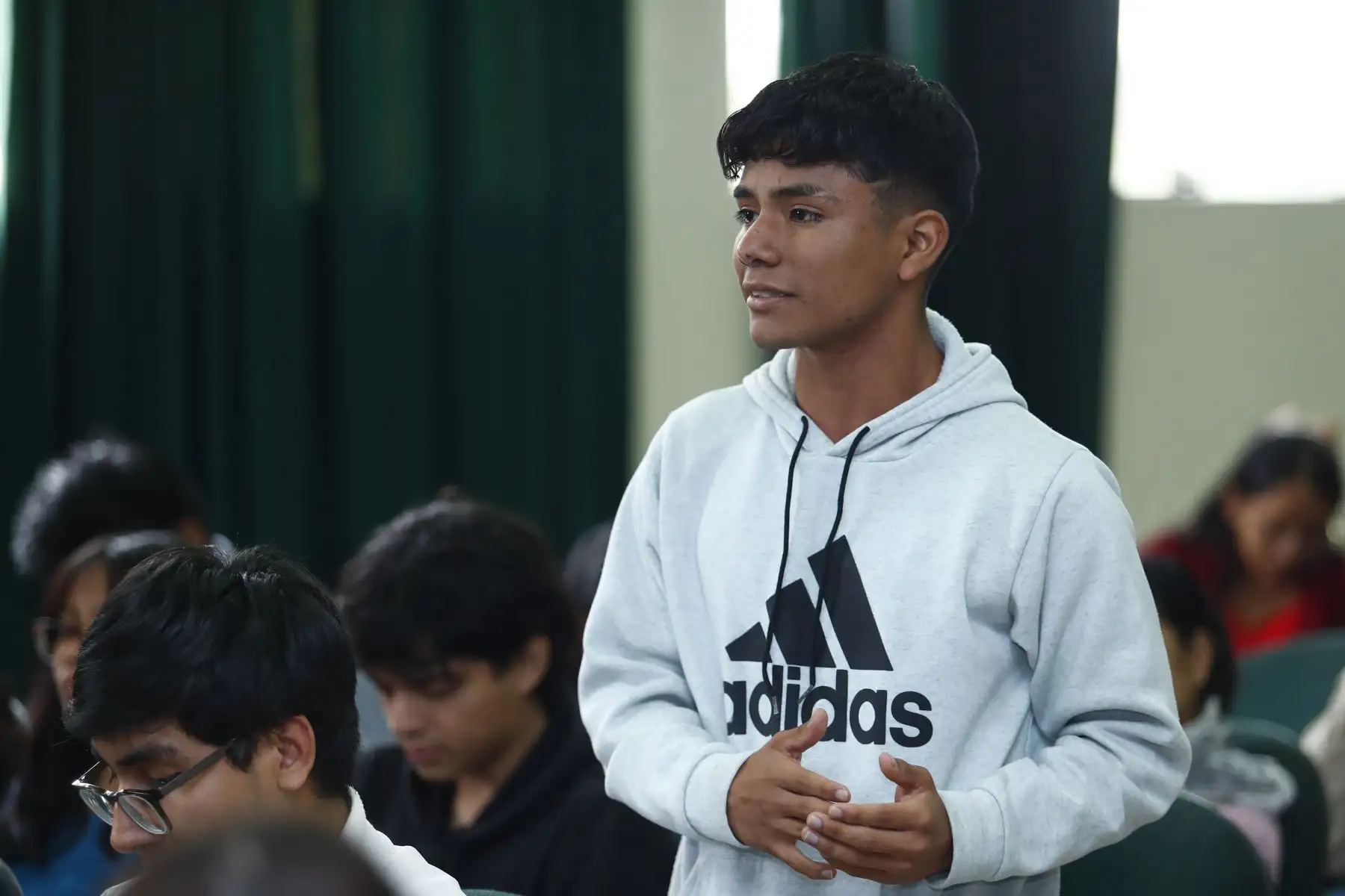 Cerca de 100 estudiantes de Ciencias de la Comunicación de la Universidad Nacional Pedro Ruiz Gallo de Lambayeque asistieron al conversatorio sobre el Bicentenario del Diario El Peruano, en donde el director Félix Paz y el gerente de Publicaciones Oficiales, Ricardo Montero, resaltaron la importancia y aportes del diario más antiguo de América. Foto: ANDINA/Daniel Bracamonte