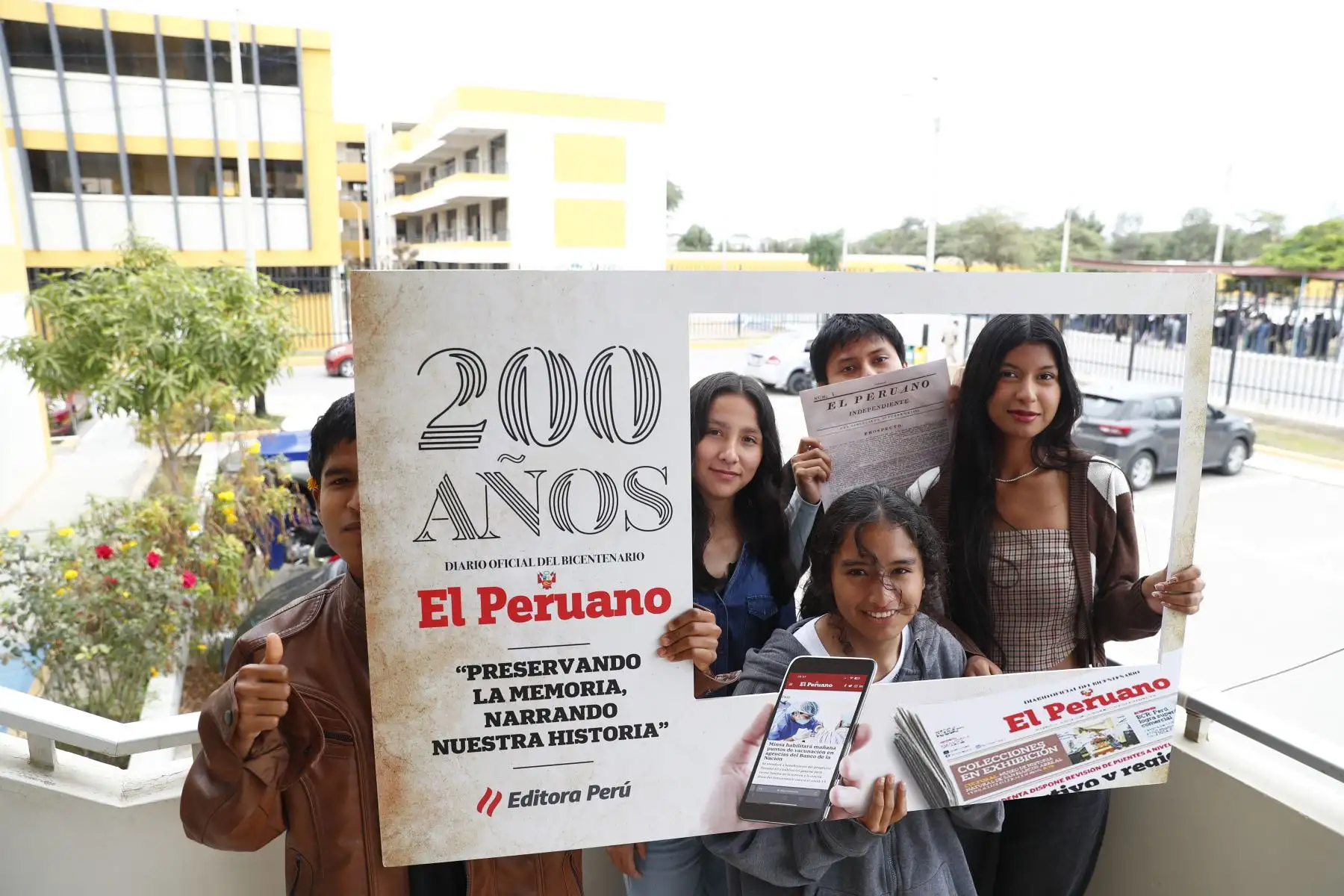 En el marco de las actividades por la celebración del Bicentenario del Diario El Peruano en la región Lambayeque, el director Félix Paz, y el gerente de Publicaciones Oficiales, Ricardo Montero, participaron en un conversatorio con alumnos de Ciencias de la Comunicación de la Universidad Nacional Pedro Ruiz Gallo, en donde resaltaron la importancia y aportes del diario más antiguo de América. Foto: ANDINA/Daniel Bracamonte