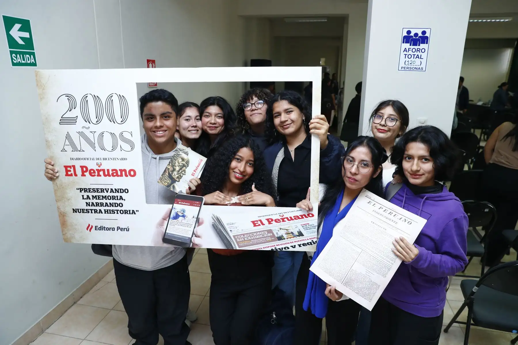 Cerca de 100 estudiantes de Ciencias de la Comunicación de la Universidad Nacional Pedro Ruiz Gallo de Lambayeque asistieron al conversatorio sobre el Bicentenario del Diario El Peruano, en donde el director Félix Paz y el gerente de Publicaciones Oficiales, Ricardo Montero, resaltaron la importancia y aportes del diario más antiguo de América. Foto: ANDINA/Daniel Bracamonte