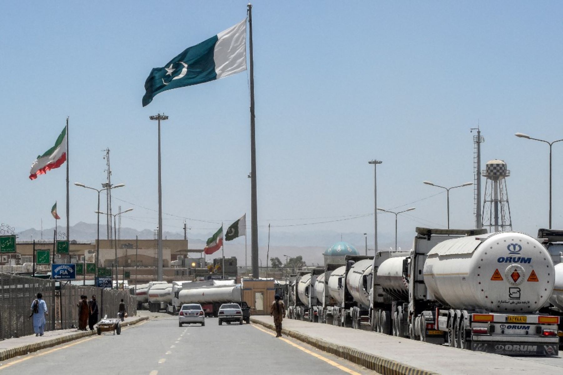 Buques cisterna iraníes hacen fila en la frontera entre Pakistán e Irán en Taftan, provincia de Baluchistán. Foto: AFP