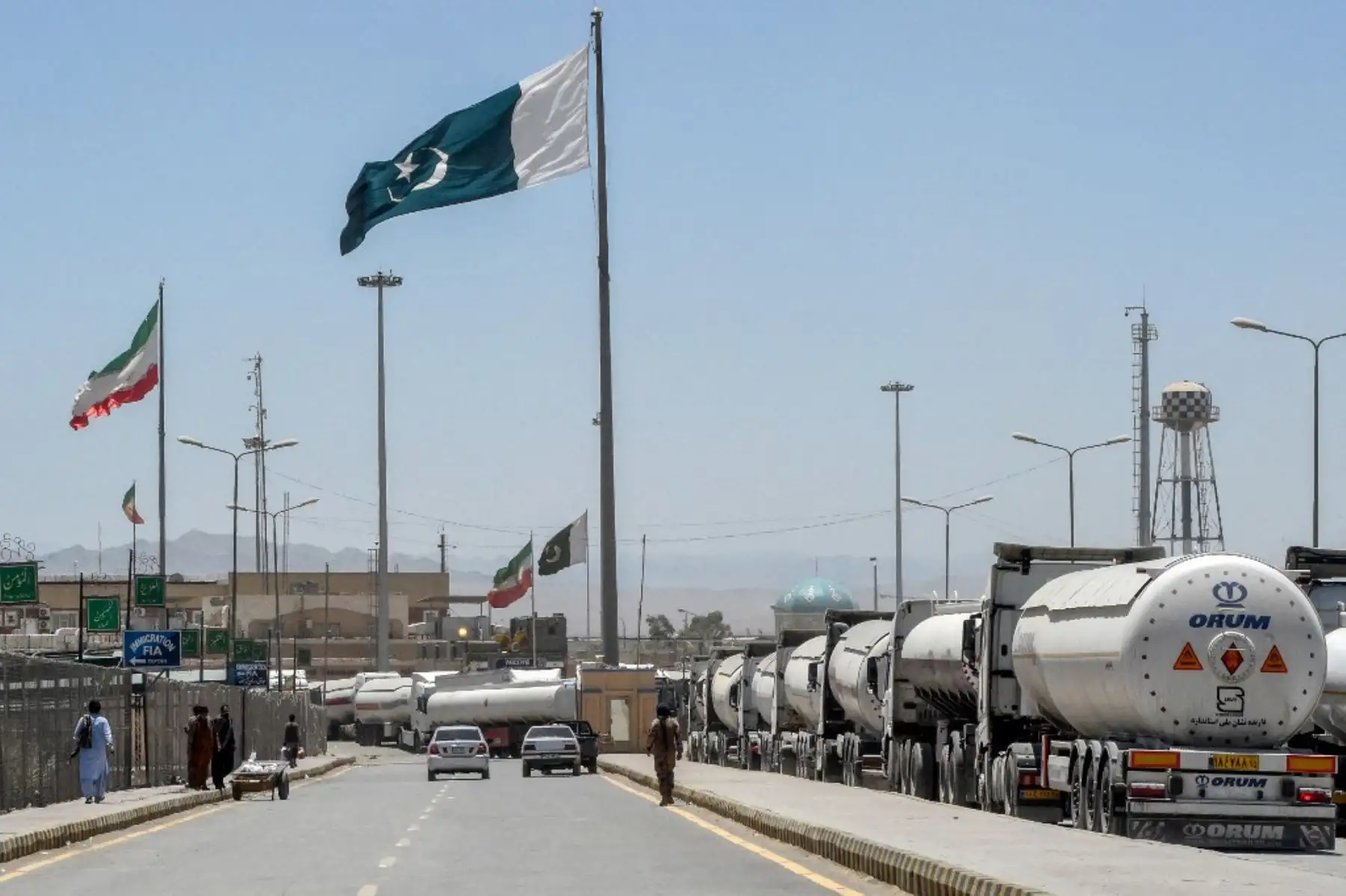 Buques cisterna iraníes hacen fila en la frontera entre Pakistán e Irán en Taftan, provincia de Baluchistán. Foto: AFP