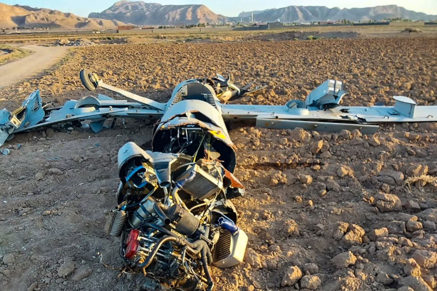 Restos de lo que el ejército afirmó ser un dron Hermes armado de la Fuerza Aérea Israelí, derribado tras ser alcanzado por un misil tierra-aire en la ciudad de Isfahán, en el centro del país. Foto: AFP