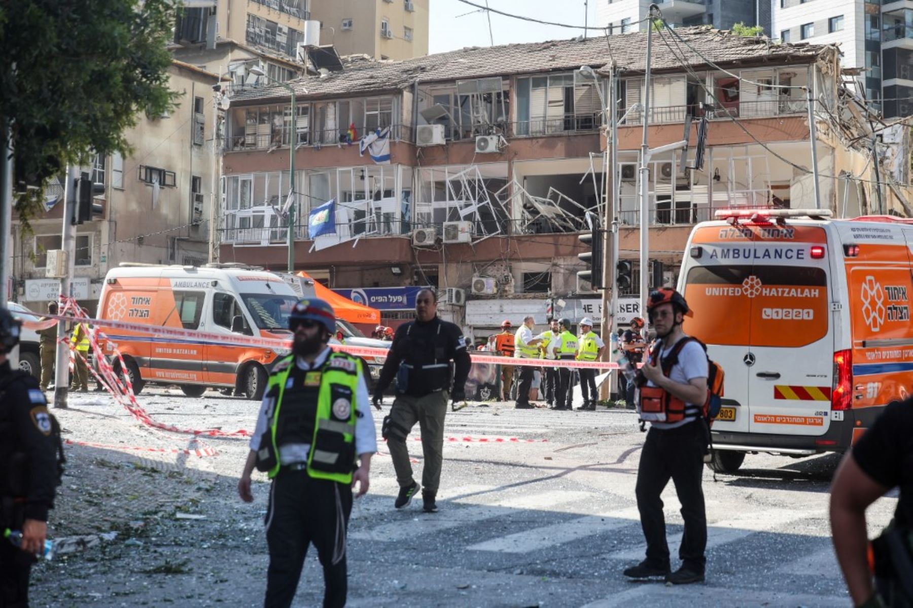 Los servicios de emergencia israelíes se encuentran frente a un edificio dañado en el lugar de un ataque con misiles iraníes en Ramat Gan. Foto: AFP