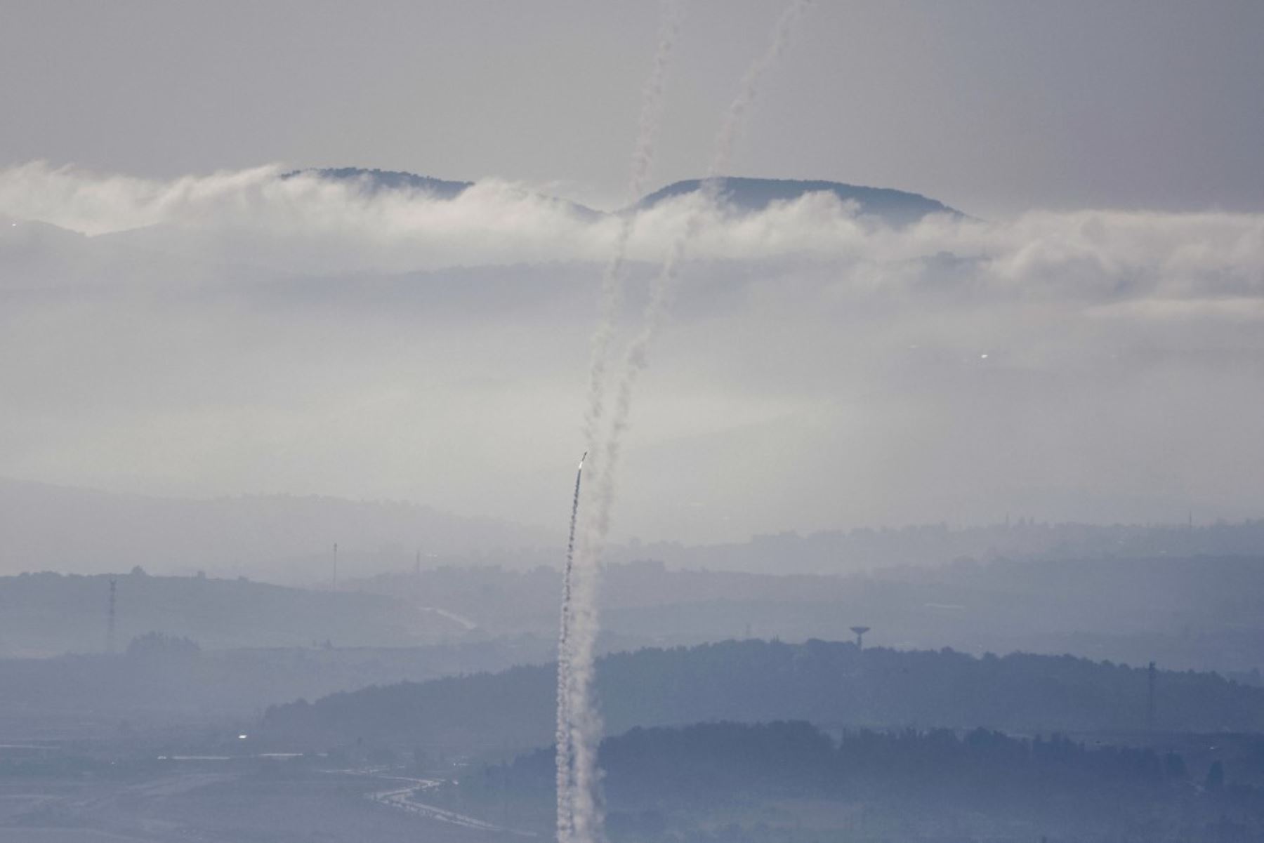 Los sistemas de defensa aérea israelíes se activaron para interceptar misiles iraníes sobre Haifa en medio de una nueva andanada de cohetes. Foto: AFP