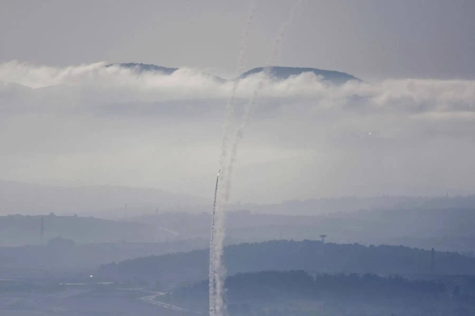 Los sistemas de defensa aérea israelíes se activaron para interceptar misiles iraníes sobre Haifa en medio de una nueva andanada de cohetes. Foto: AFP