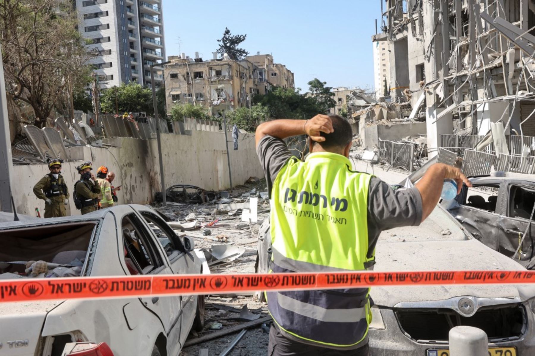 Los servicios de emergencia israelíes trabajan en el lugar de un ataque con misiles iraníes en Ramat Gan, en el centro de Israel, cerca de Tel Aviv. Foto: AFP