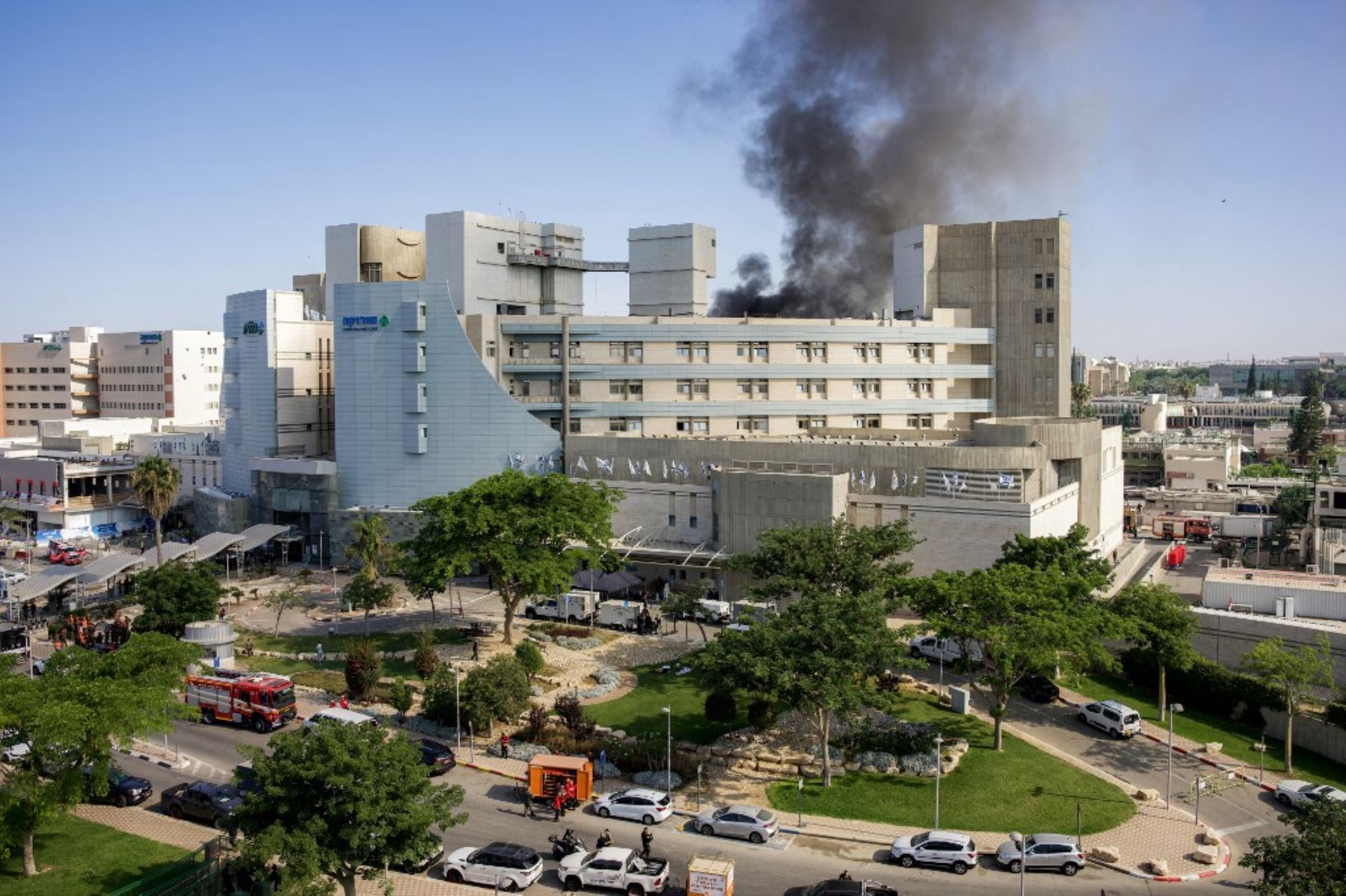 Una columna de humo se eleva desde un edificio del Hospital Soroka en Beersheba, al sur de Israel, tras un ataque con misiles iraníes. Foto: AFP