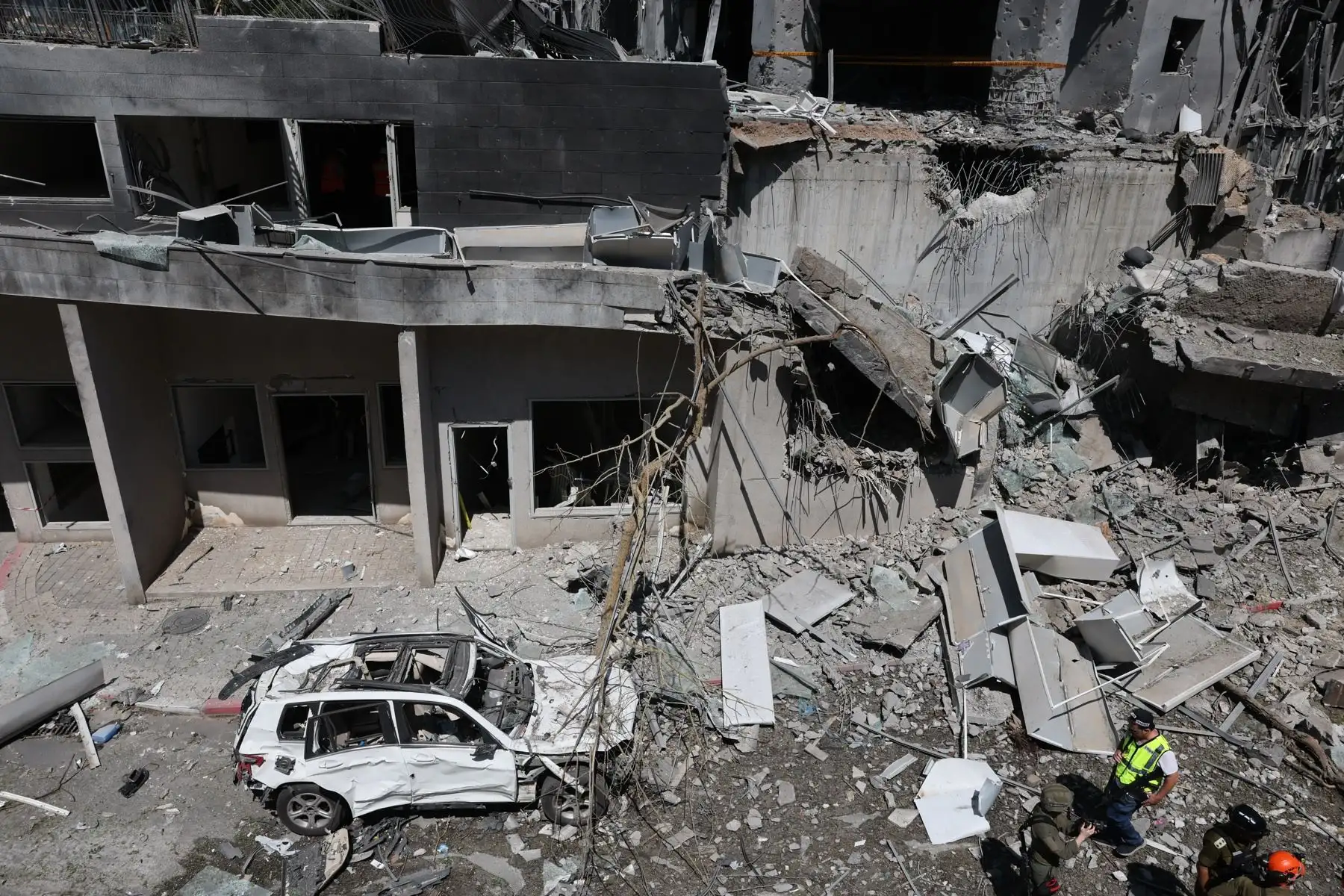 Equipos de emergencia israelíes trabajan en el lugar de un ataque con misiles iraníes en una zona residencial de Ramat Gan, en el centro de Israel. Foto: AFP