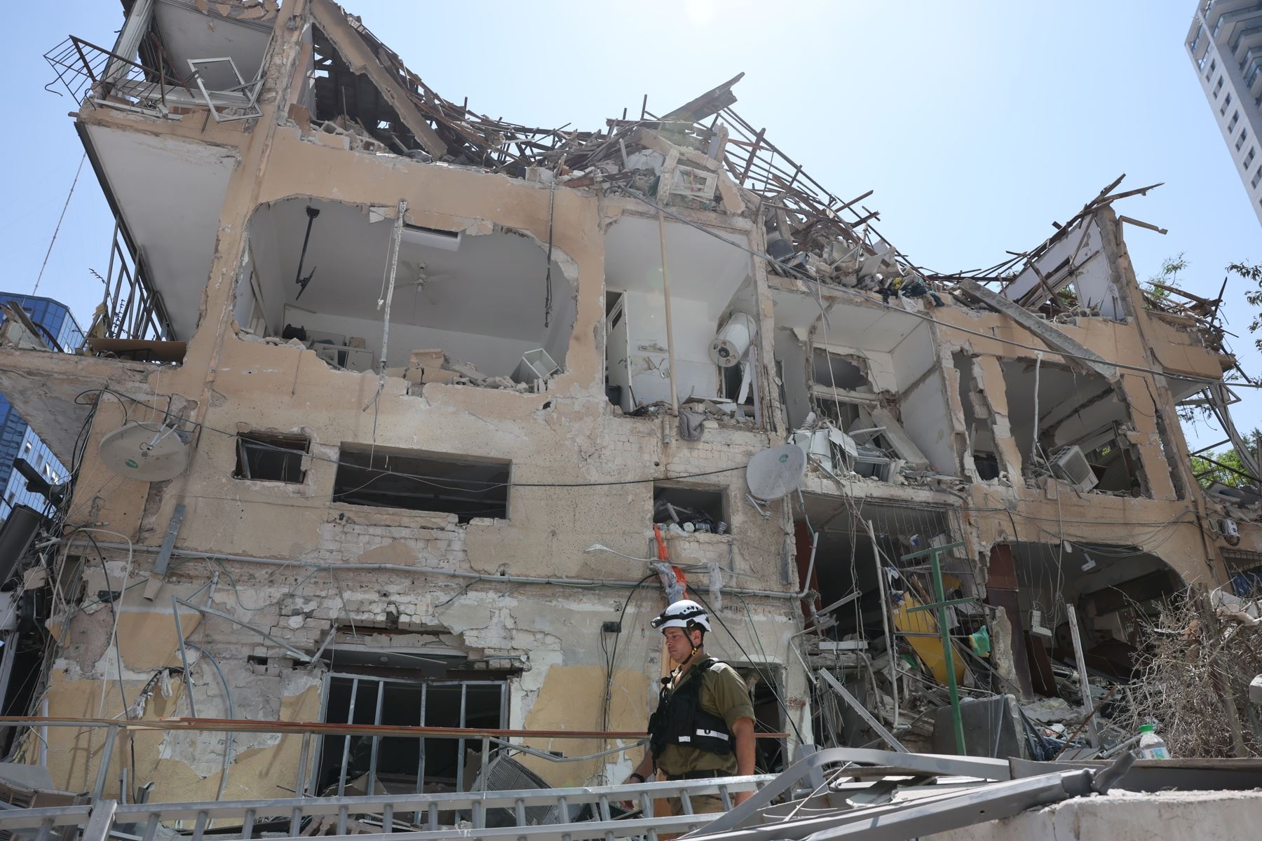 Equipos de emergencia israelíes trabajan en el lugar de un ataque con misiles iraníes en una zona residencial de Ramat Gan, en el centro de Israel. Foto: AFP